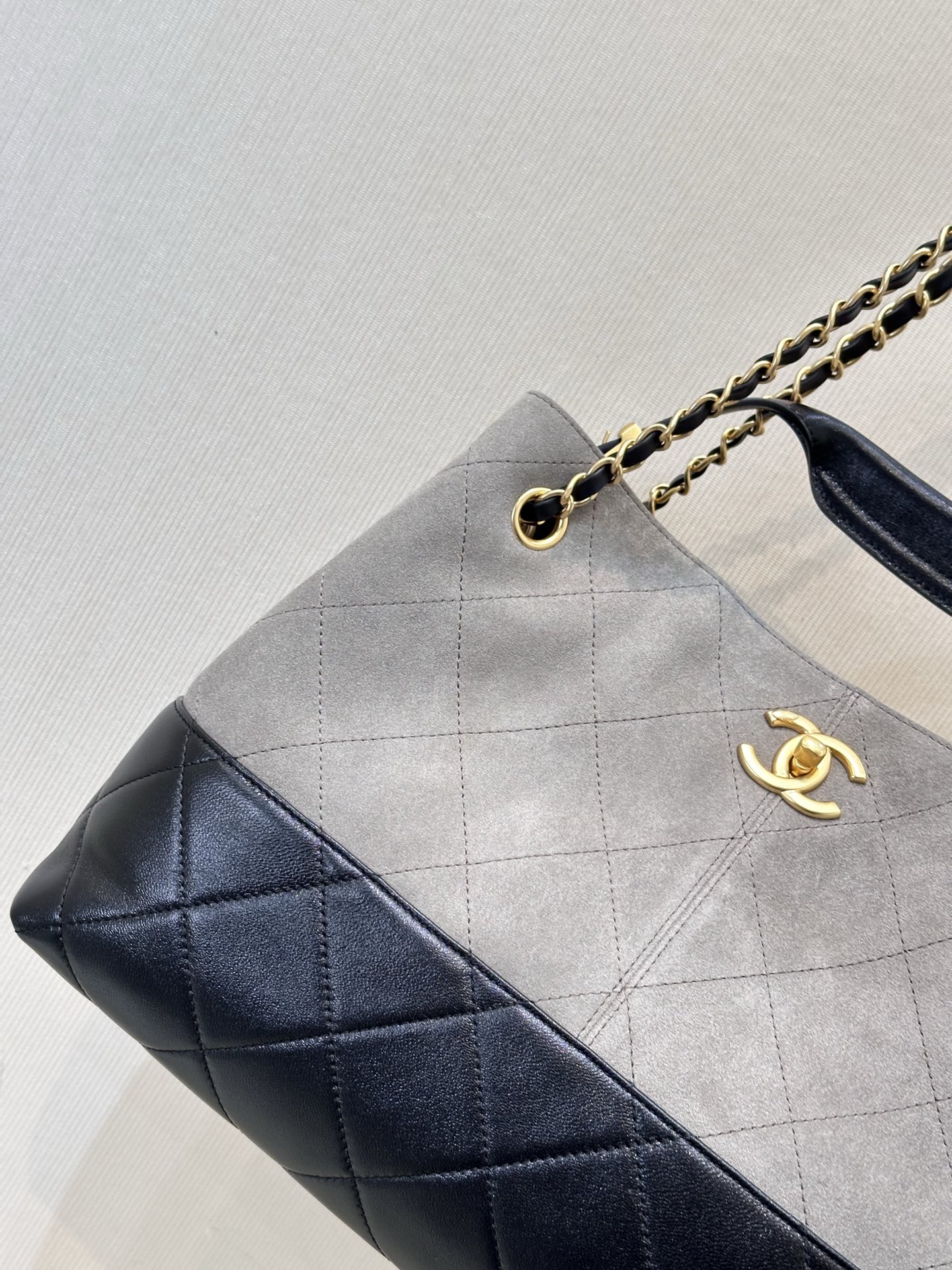 Elegant Leather Tote Bag with Chain Strap and Spacious Interior 2 i1750068474687 3782 0 1