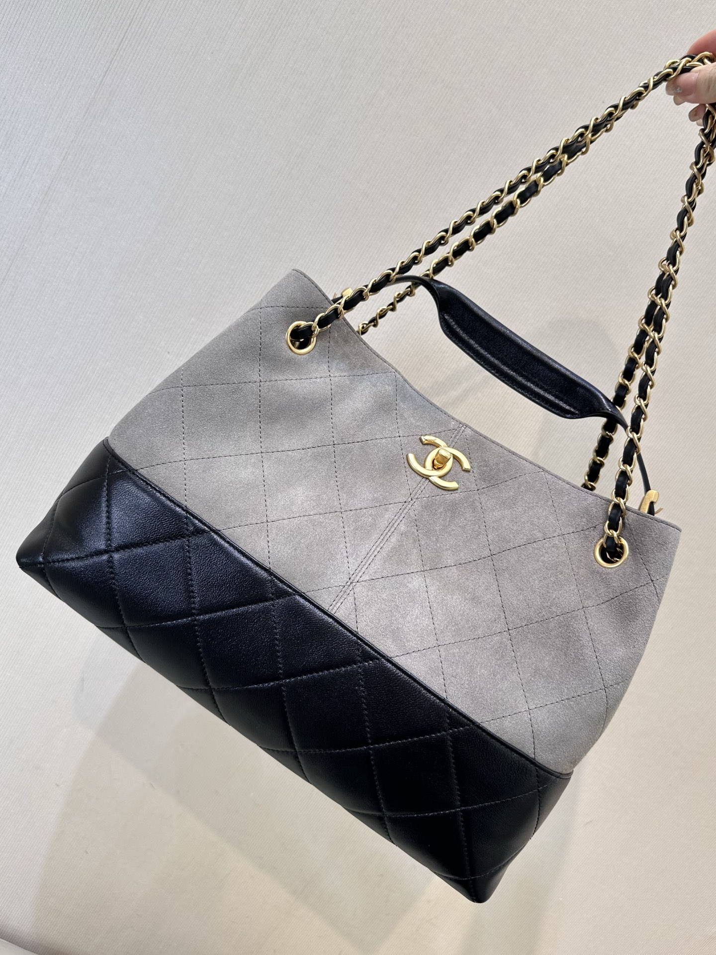 Elegant Leather Tote Bag with Chain Strap and Spacious Interior 1 i1750068475509 8969 0 0