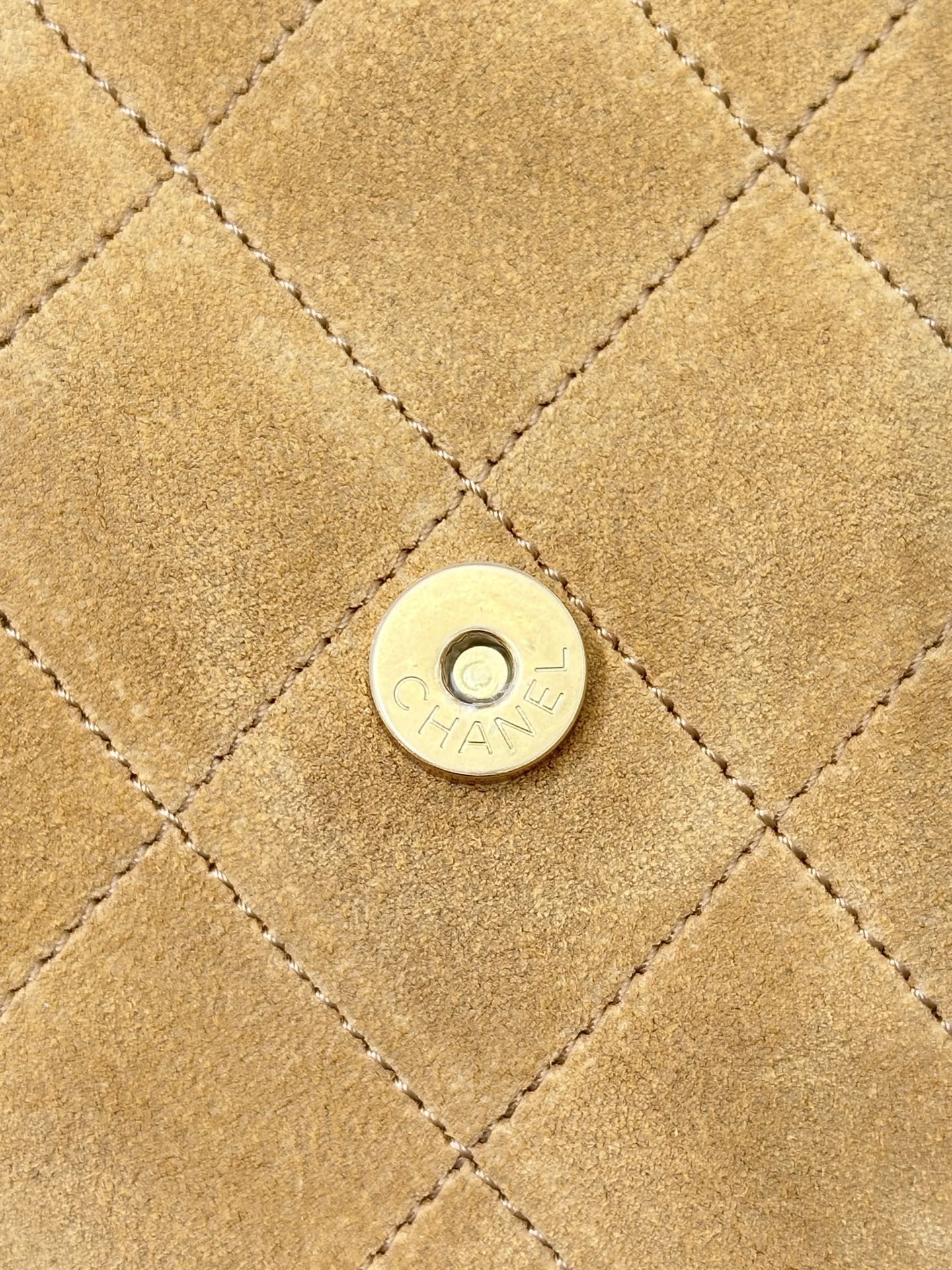 Chanel 25C Hobo Bag: Suede Leather, Gold-Tone Hardware, and Double C Logo 5 i1750154143976 1708 0 8