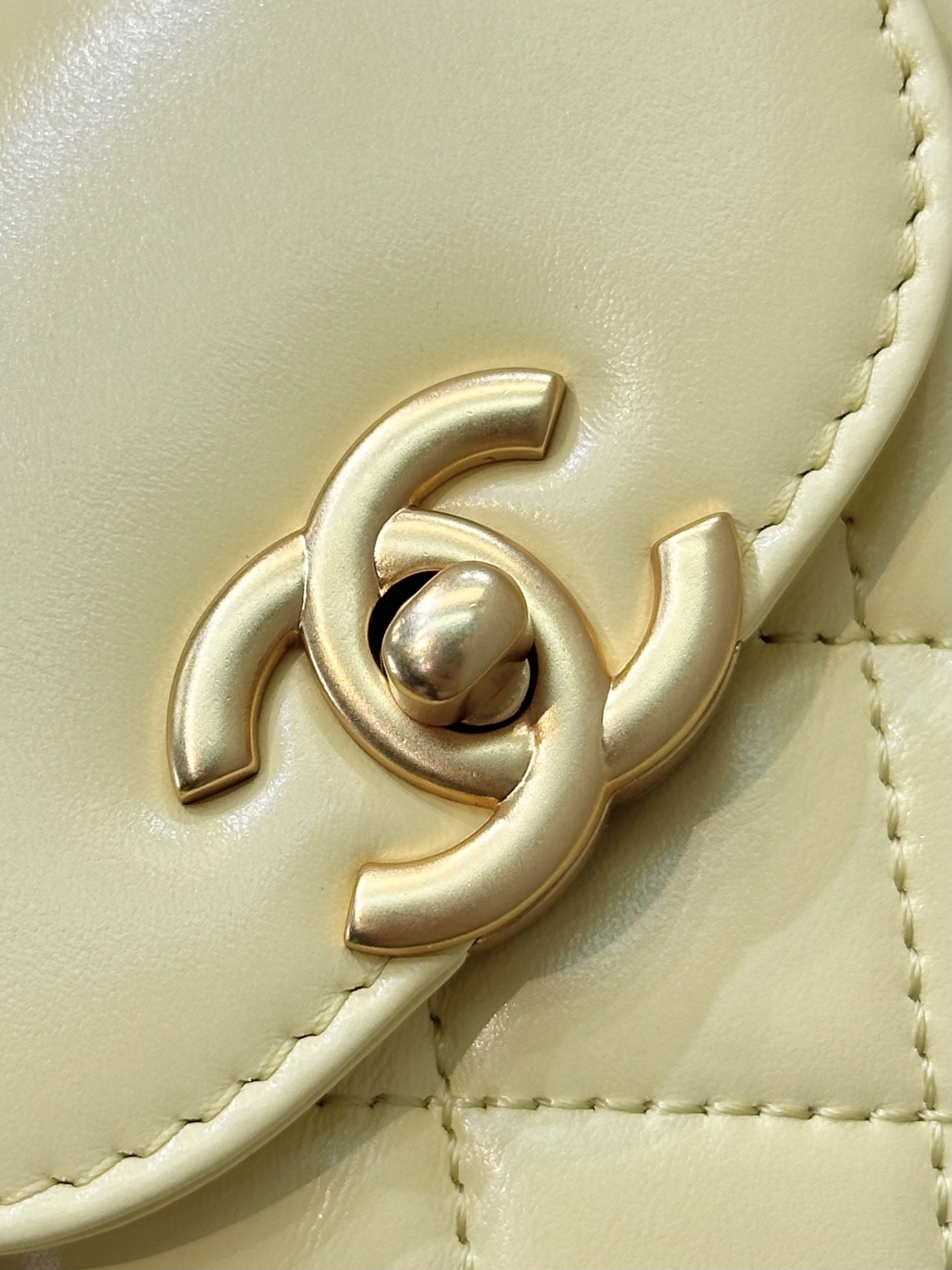 Elegant Quilted Leather Bag with CC Turn Lock Closure and Gold Hardware 2 i1750154293149 4664 0 4