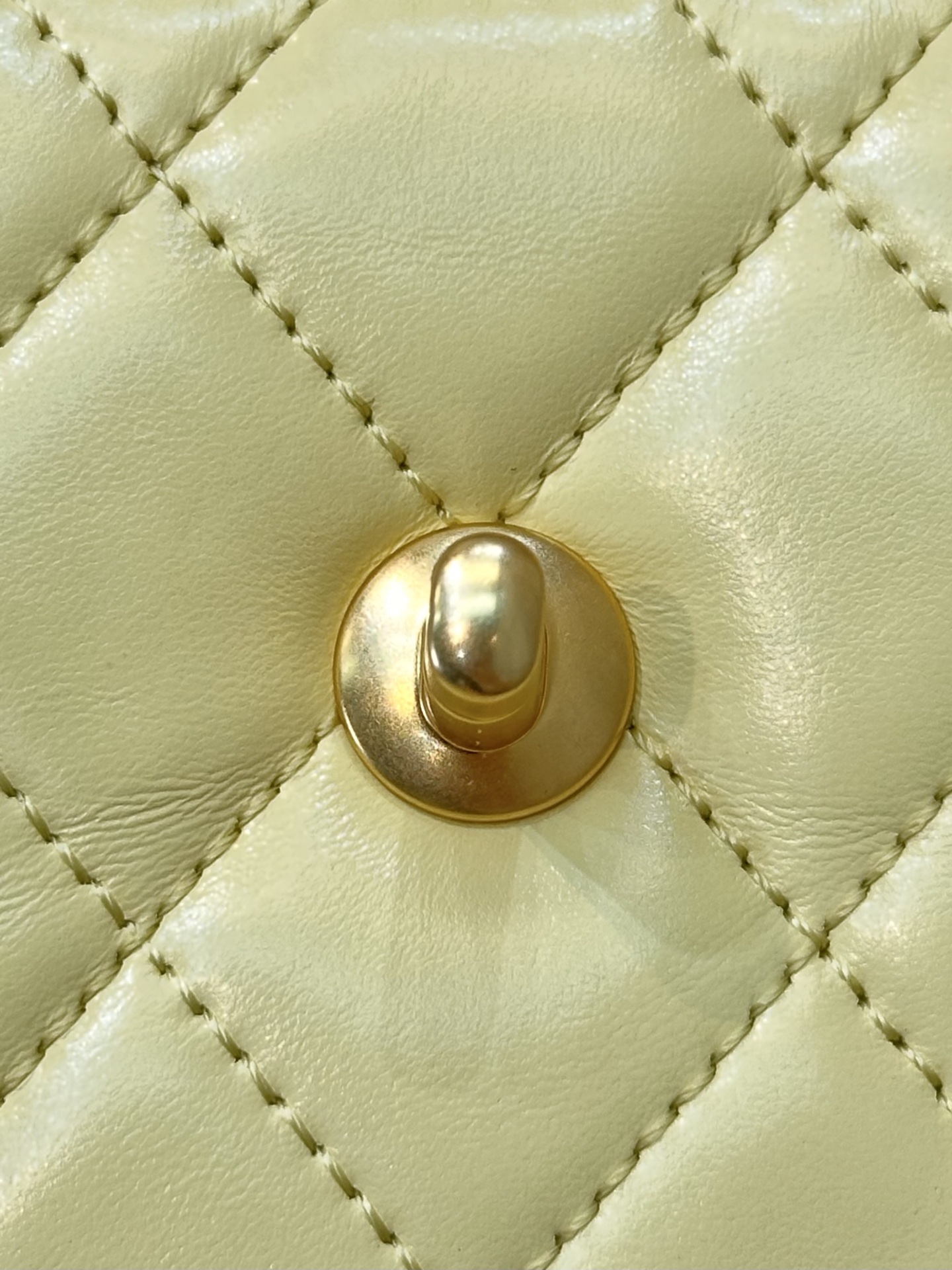 Elegant Quilted Leather Bag with CC Turn Lock Closure and Gold Hardware 10 i1750154357006 8199 0 8
