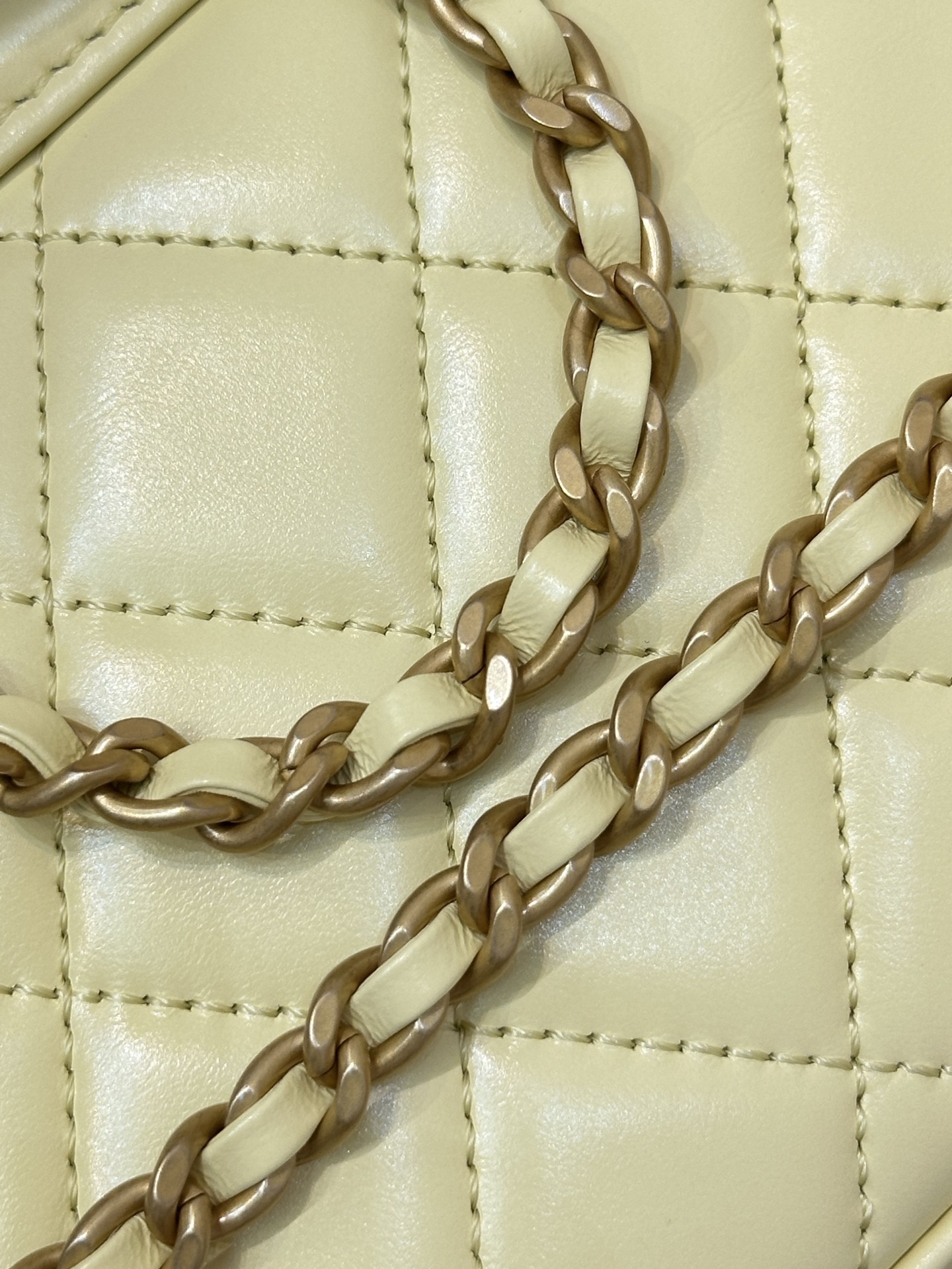 Elegant Quilted Leather Bag with CC Turn Lock Closure and Gold Hardware 7 i1750154371035 3620 0 5