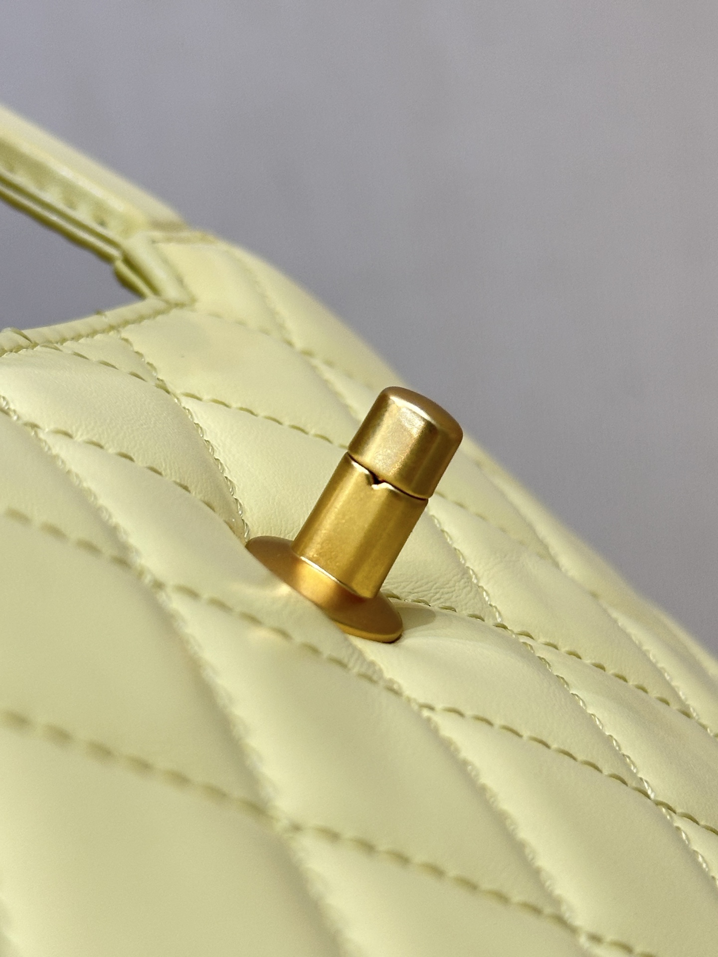 Elegant Quilted Leather Bag with CC Turn Lock Closure and Gold Hardware 5 i1750154371047 6148 0 3