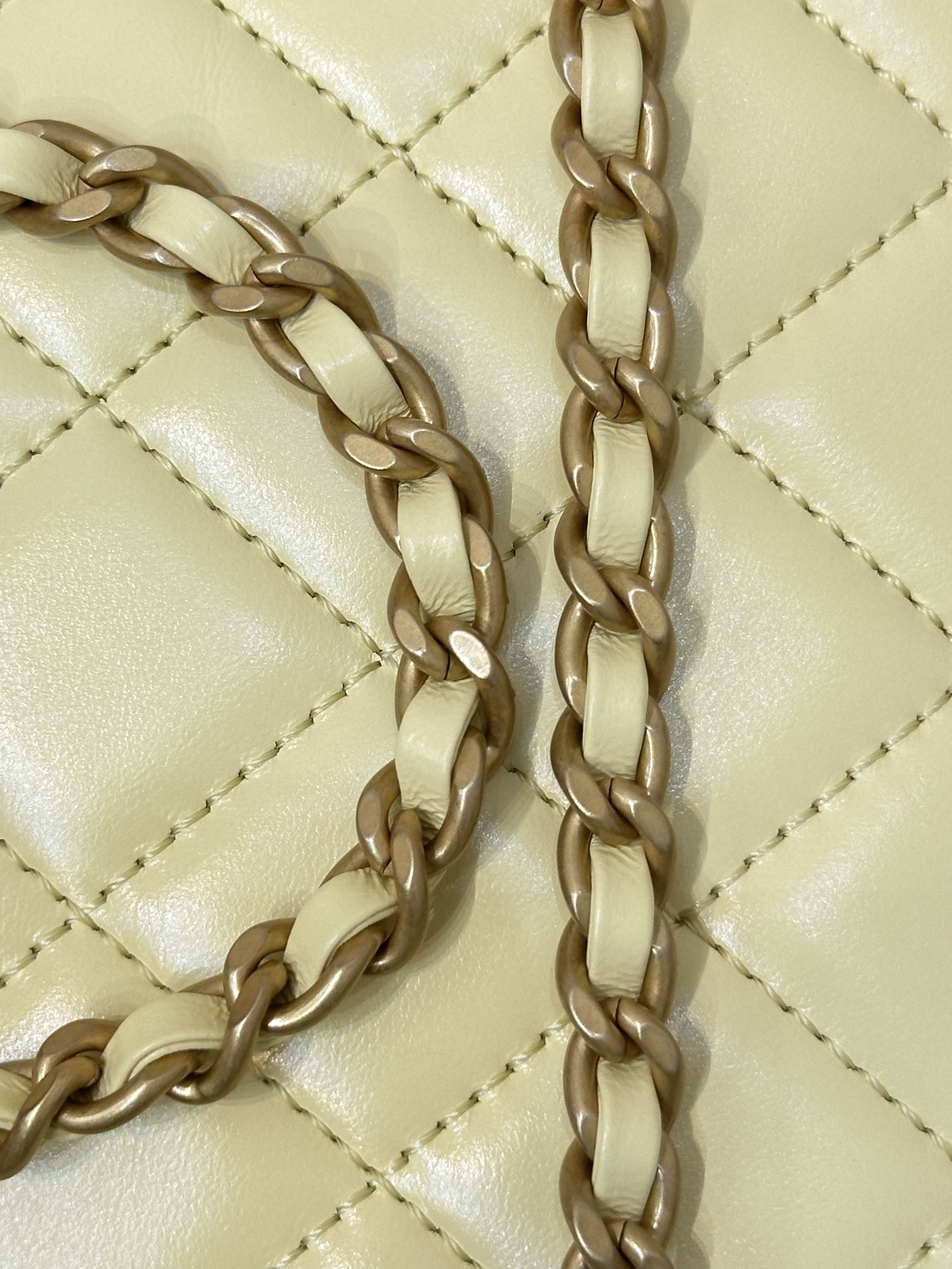 Elegant Quilted Leather Bag with CC Turn Lock Closure and Gold Hardware 6 i1750154371966 4291 0 4
