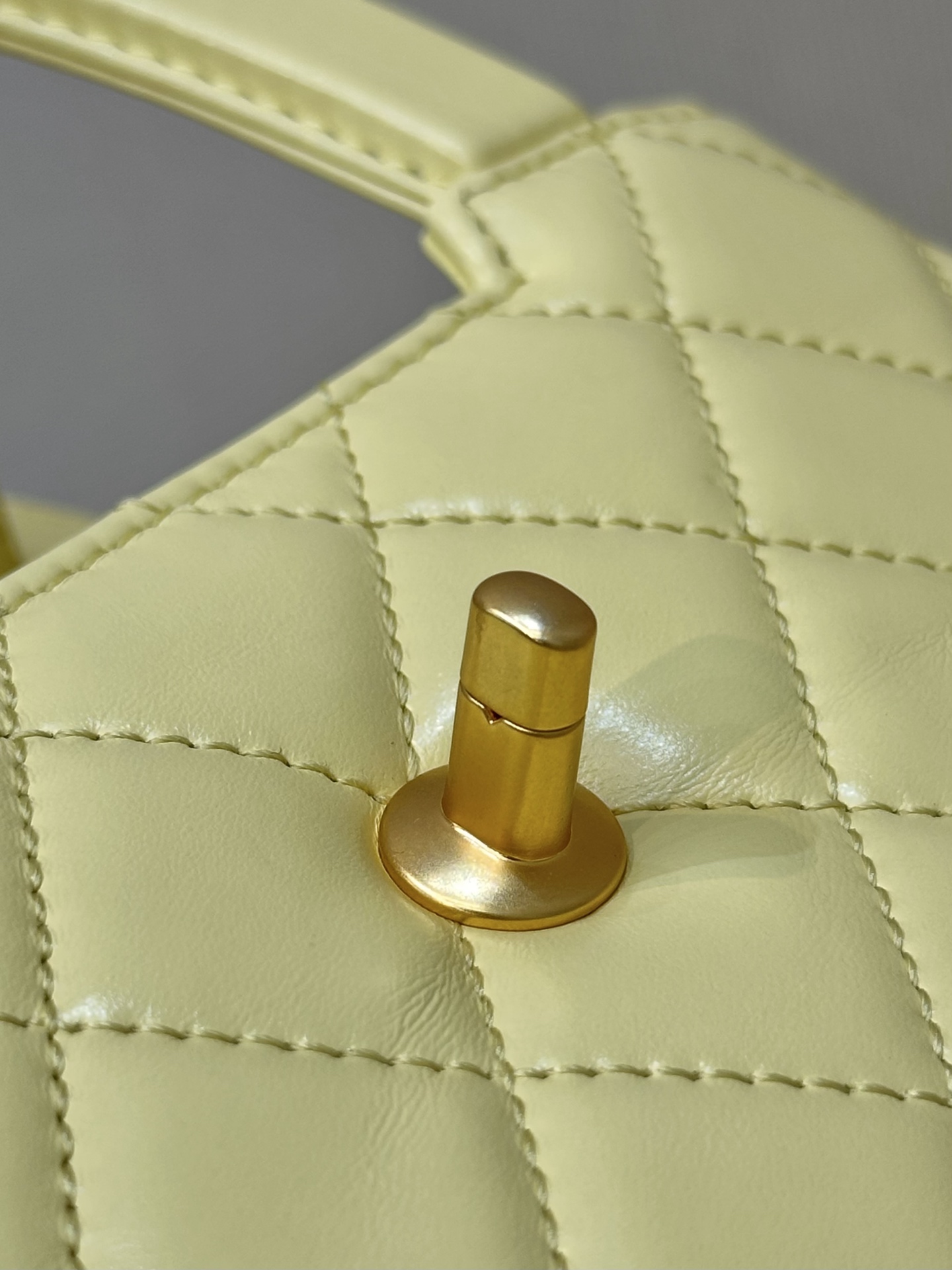 Elegant Quilted Leather Bag with CC Turn Lock Closure and Gold Hardware 9 i1750154372116 8037 0 7