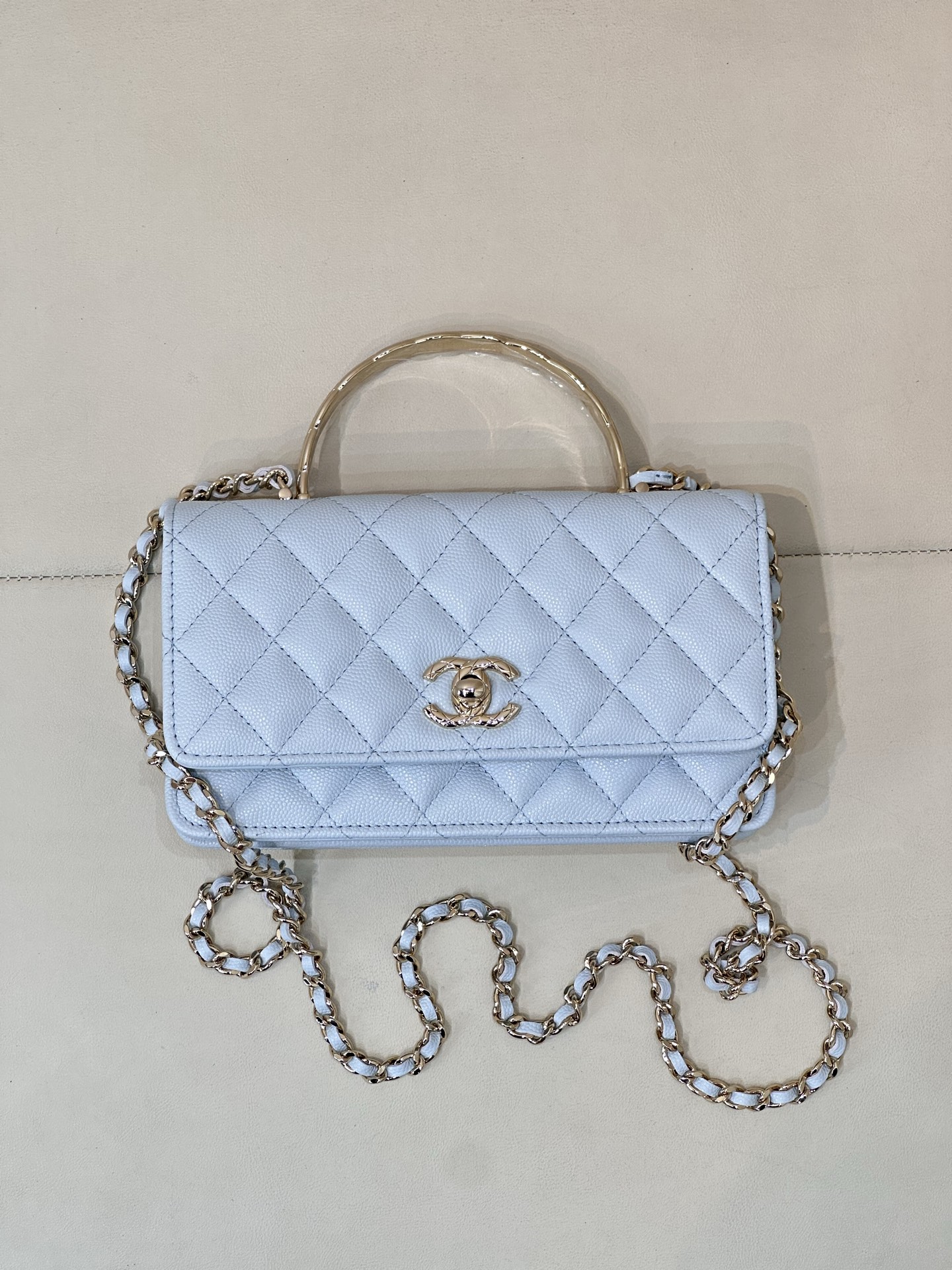 CHANEL Sac accordéon à poignée métallique matelassé en cuir de veau caviar, design à double compartiment, petit et raffiné, sac à chaîne polyvalent - qualité supérieure