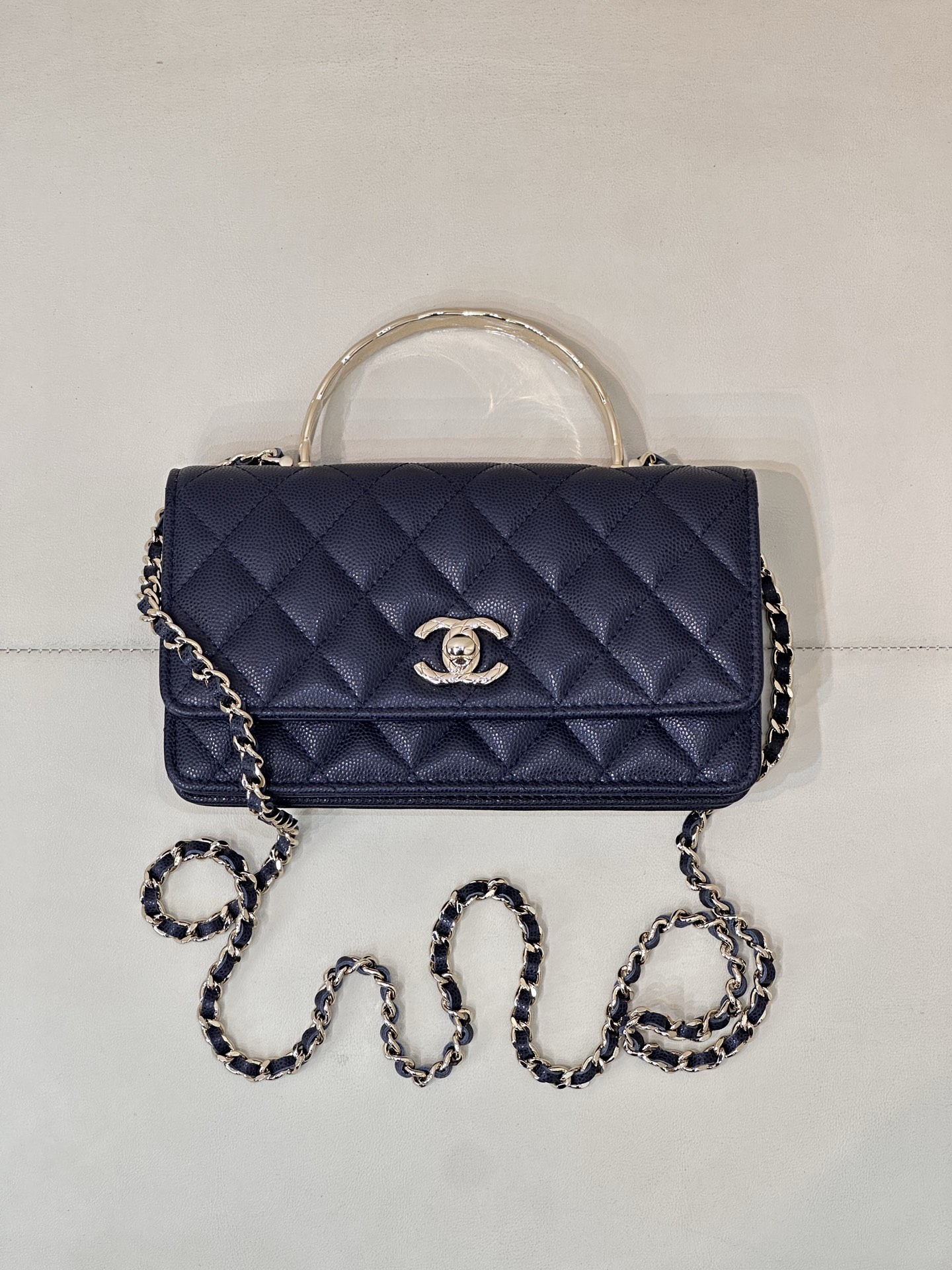 CHANEL Sac accordéon à poignée métallique matelassé en cuir de veau caviar, design à double compartiment, petit et raffiné, sac à chaîne polyvalent - Qualité supérieure