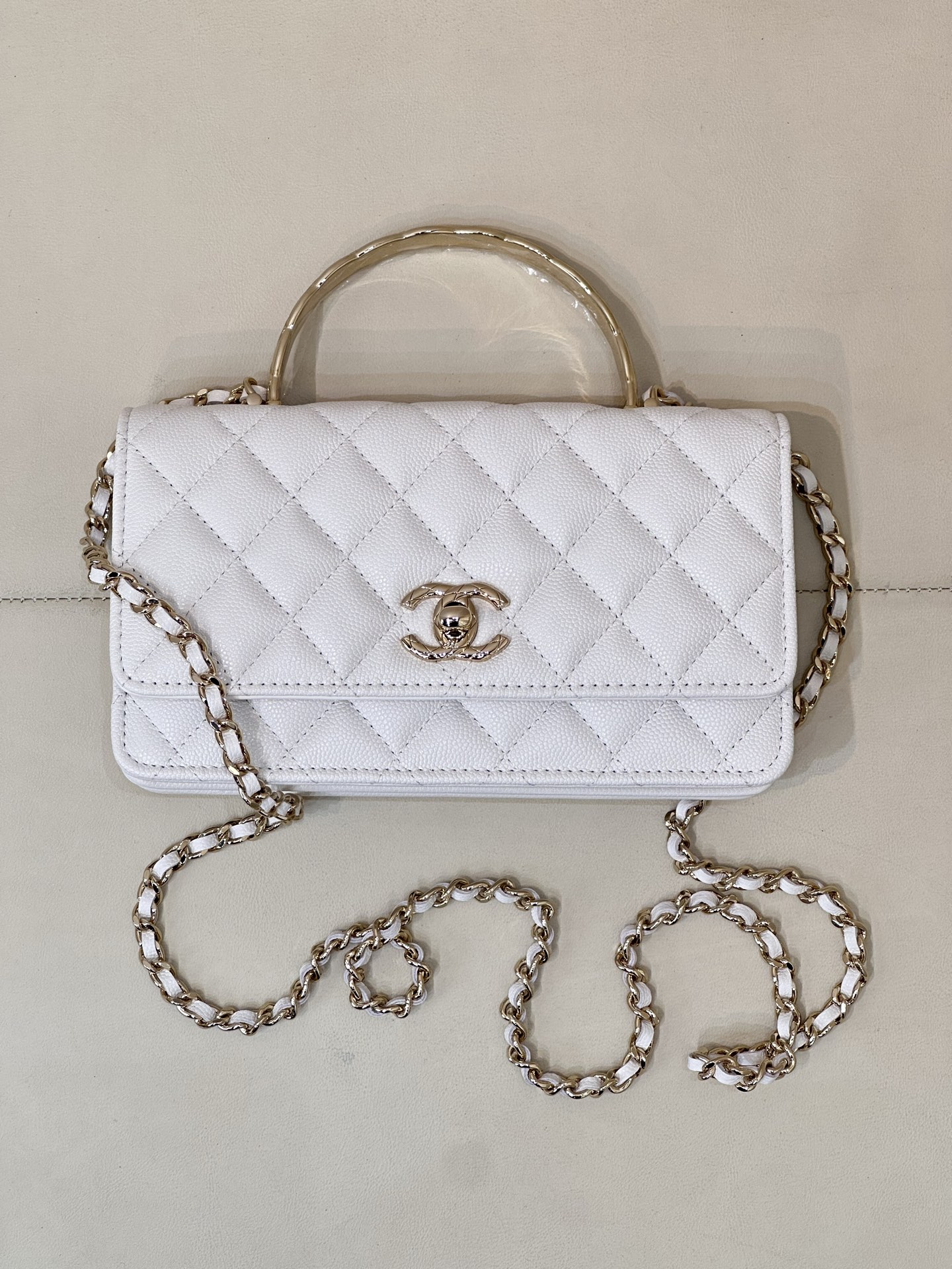 CHANEL Sac accordéon à poignée métallique matelassée en cuir de veau caviar, design à double compartiment, petit et raffiné, sac à chaîne polyvalent - Qualité supérieure