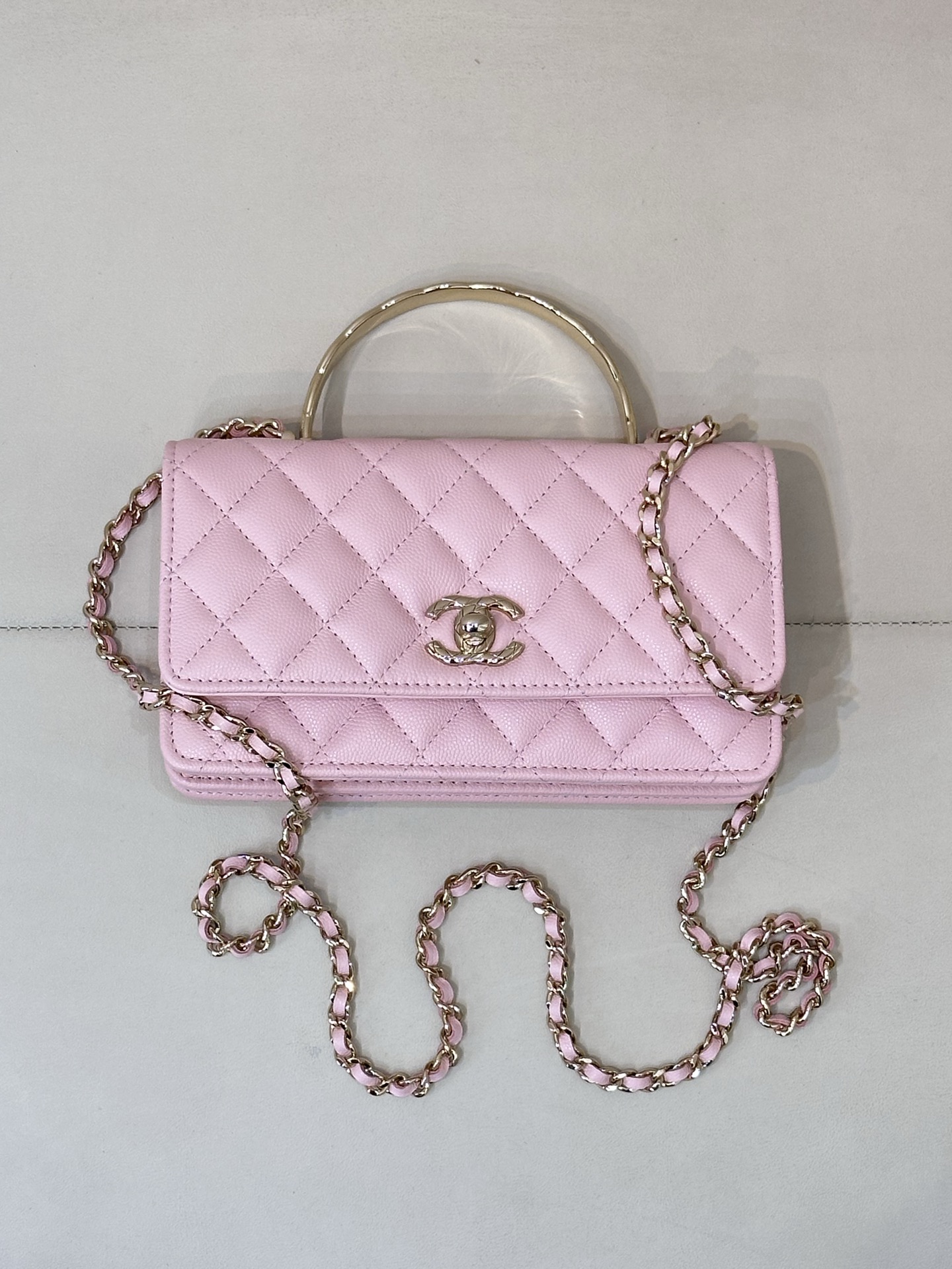 CHANEL Sac accordéon à poignée métallique matelassée en cuir de veau caviar, design à double compartiment, petit et raffiné, sac à chaîne polyvalent - Qualité supérieure
