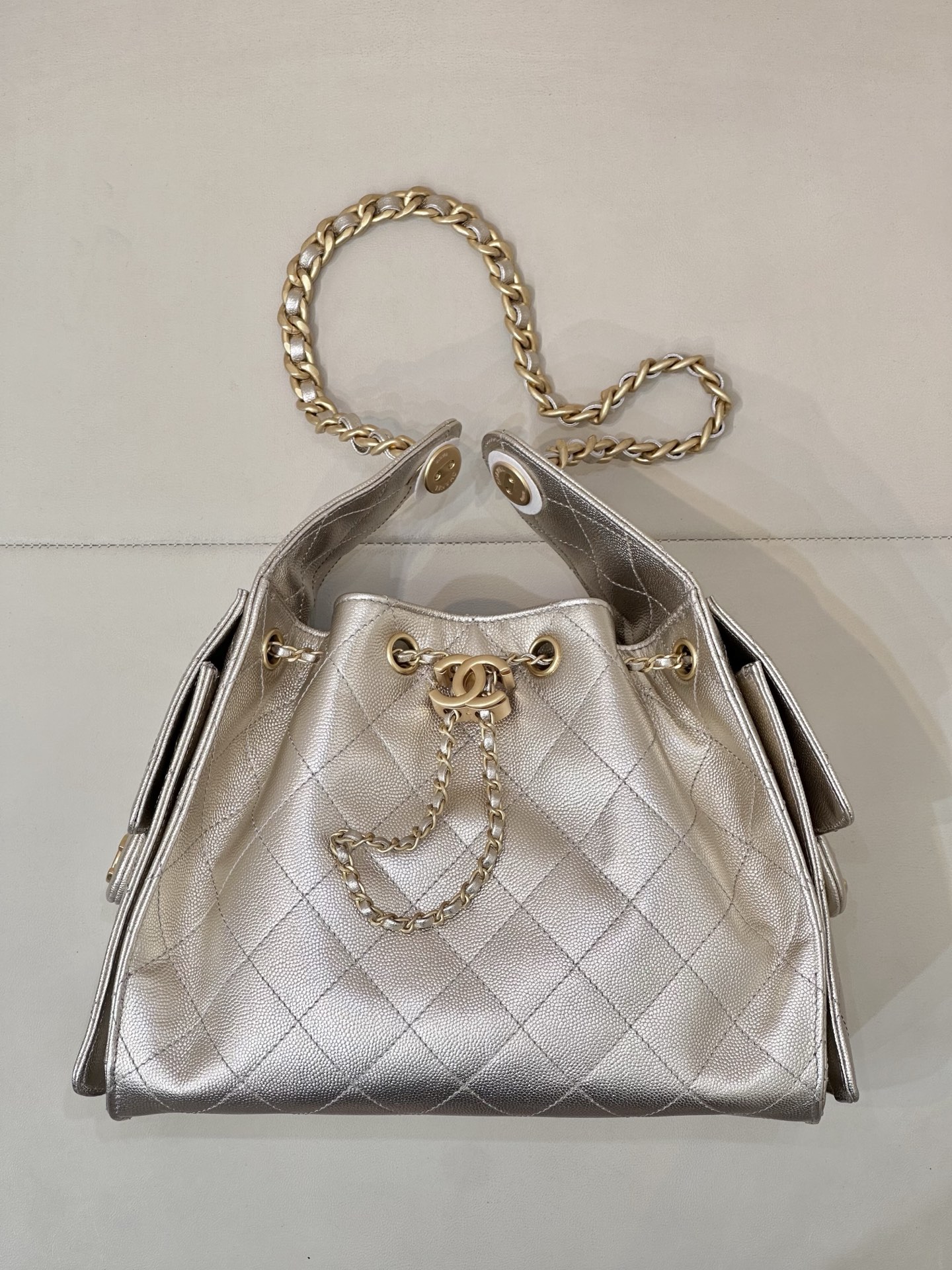 CHANEL 25C 얼리 스프링 멀티 포켓 Hobo 정품 가죽 볼그레인 카우하이드 미디엄 캐주얼한 느긋함