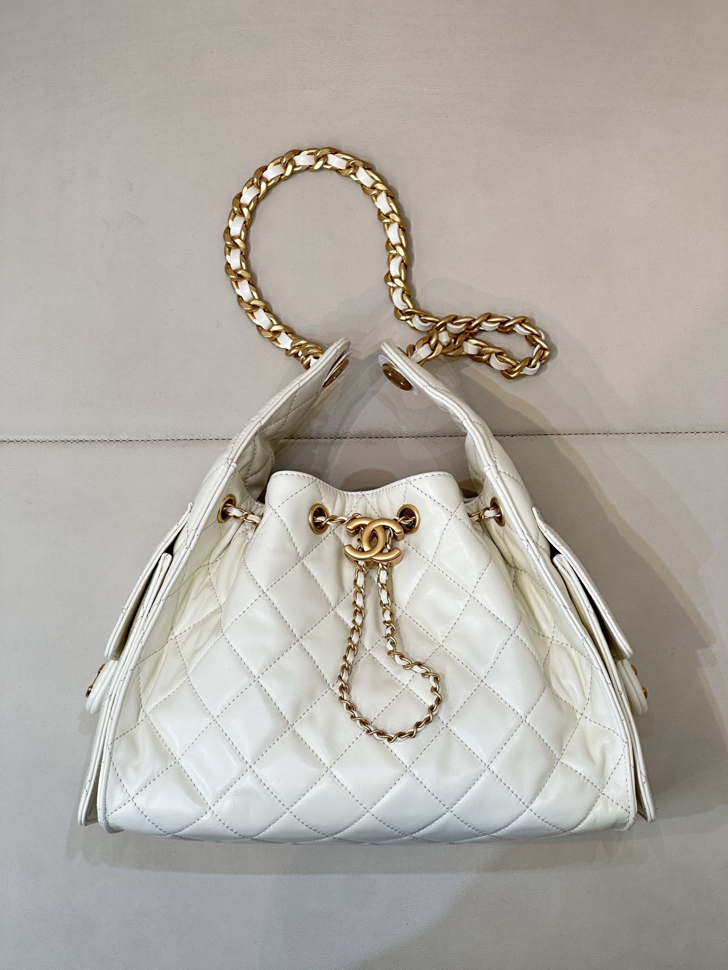 CHANEL 25C 이른 봄 멀티 포켓 Hobo 정품 가죽 볼그레인 카우하이드 미디엄 캐주얼한 느긋함