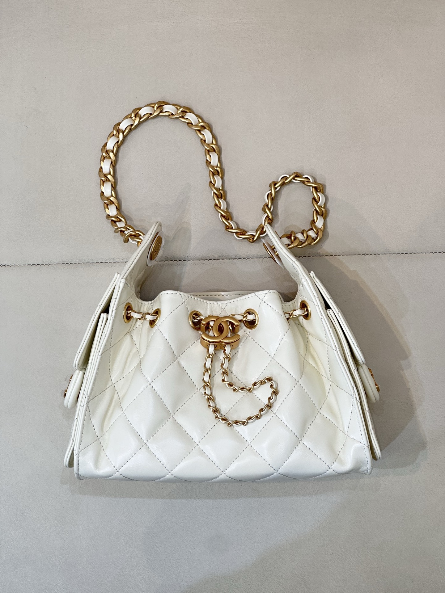 CHANEL 25C早春 マルチポケット Hobo 純正レザー ボール型シボ牛革 ミディアム カジュアルでリラックス感