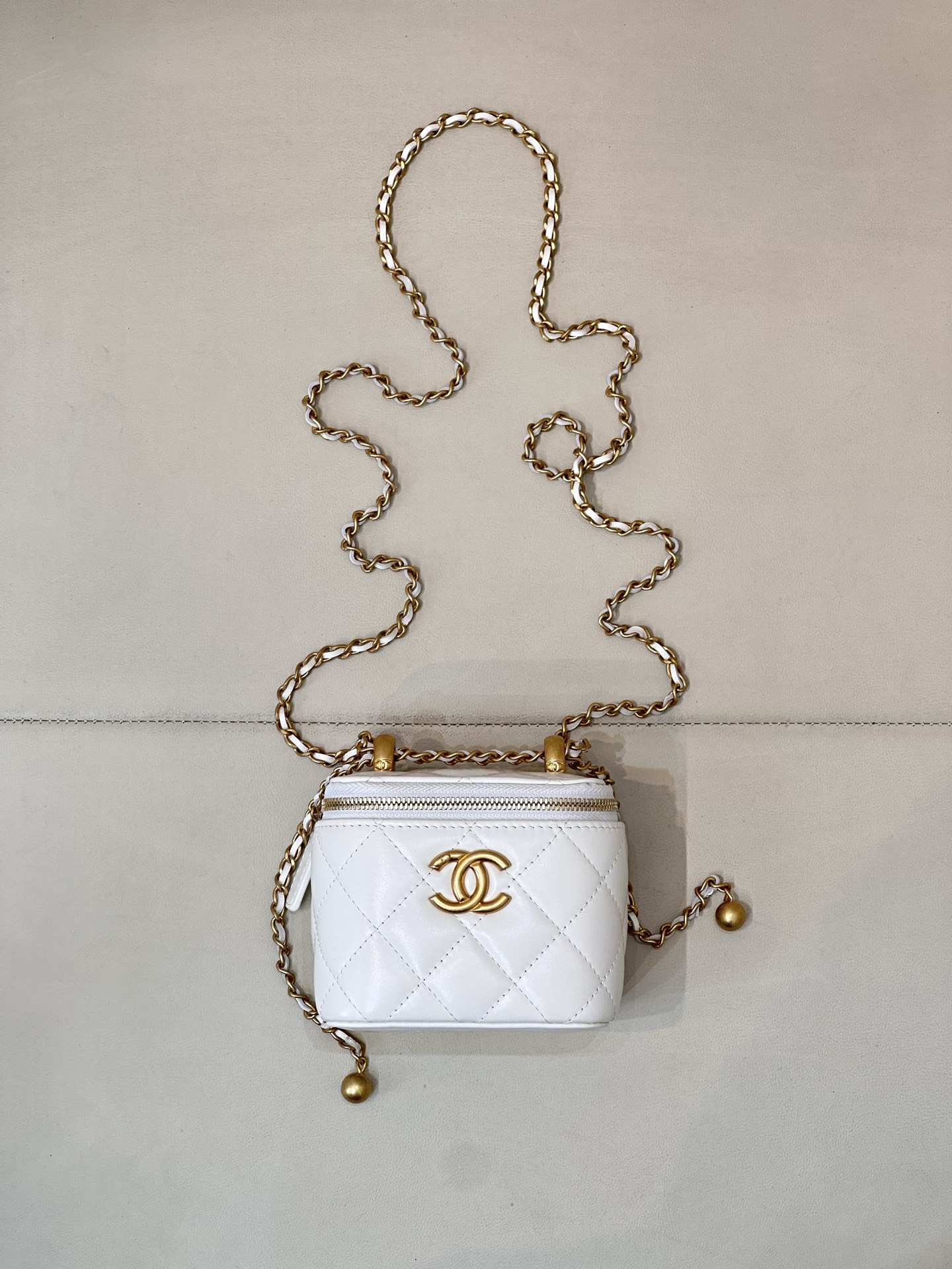 CHANEL Chanel 2292/3651 міні-сумачка з двума шарыкамі, два залатыя шарыкі, рэгуляванне ланцужка, шмат варыянтаў нашэння, вытанчаная і ўніверсальная, міні доўгая — найвышэйшая якасць