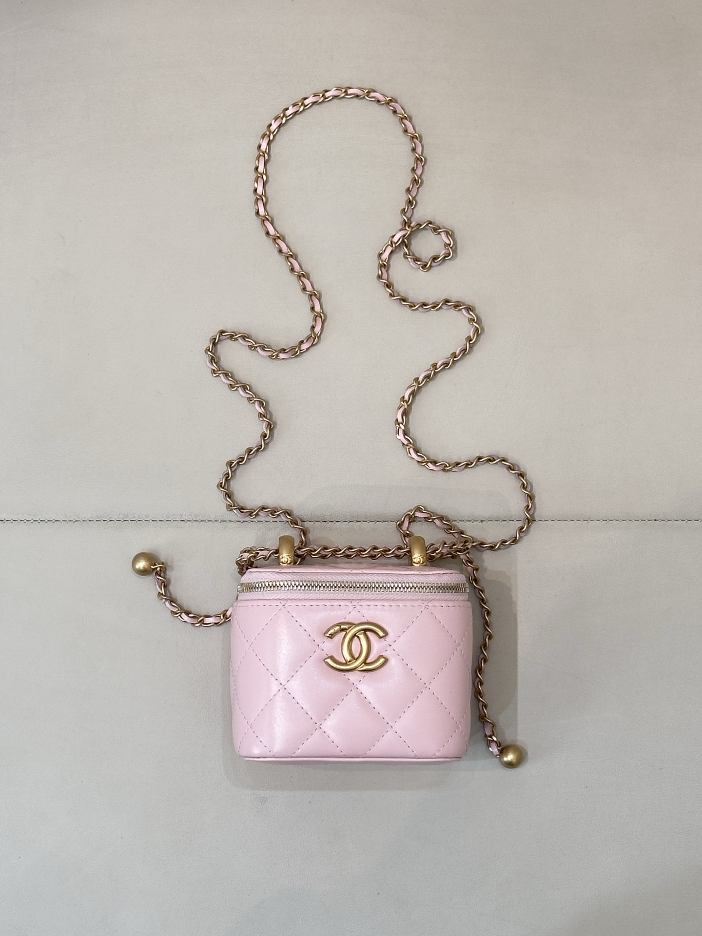 CHANEL Chanel 2292/3651 двухбісерная маленькая сумачка з двума залатымі шарамі, рэгуляванне ланцужка, мноства спосабаў нашэння, вытанчаная і ўніверсальная, міні доўгая — найвышэйшая якасць