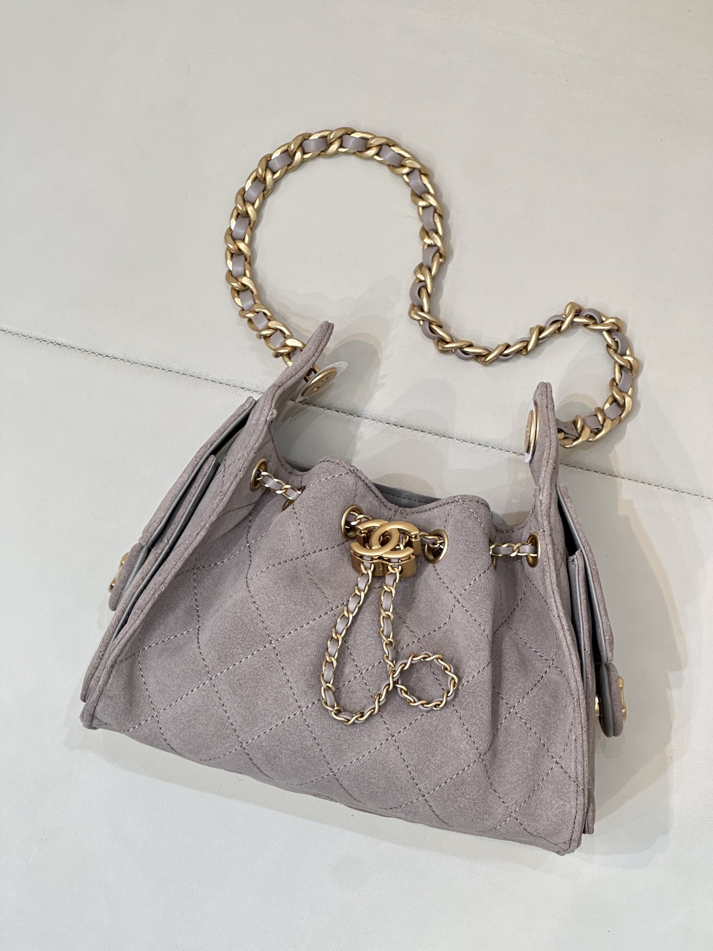 CHANEL 25C 얼리 스프링 멀티 포켓 Hobo 정품 가죽 볼그레인 카우하이드 미디엄 캐주얼하고 느긋한