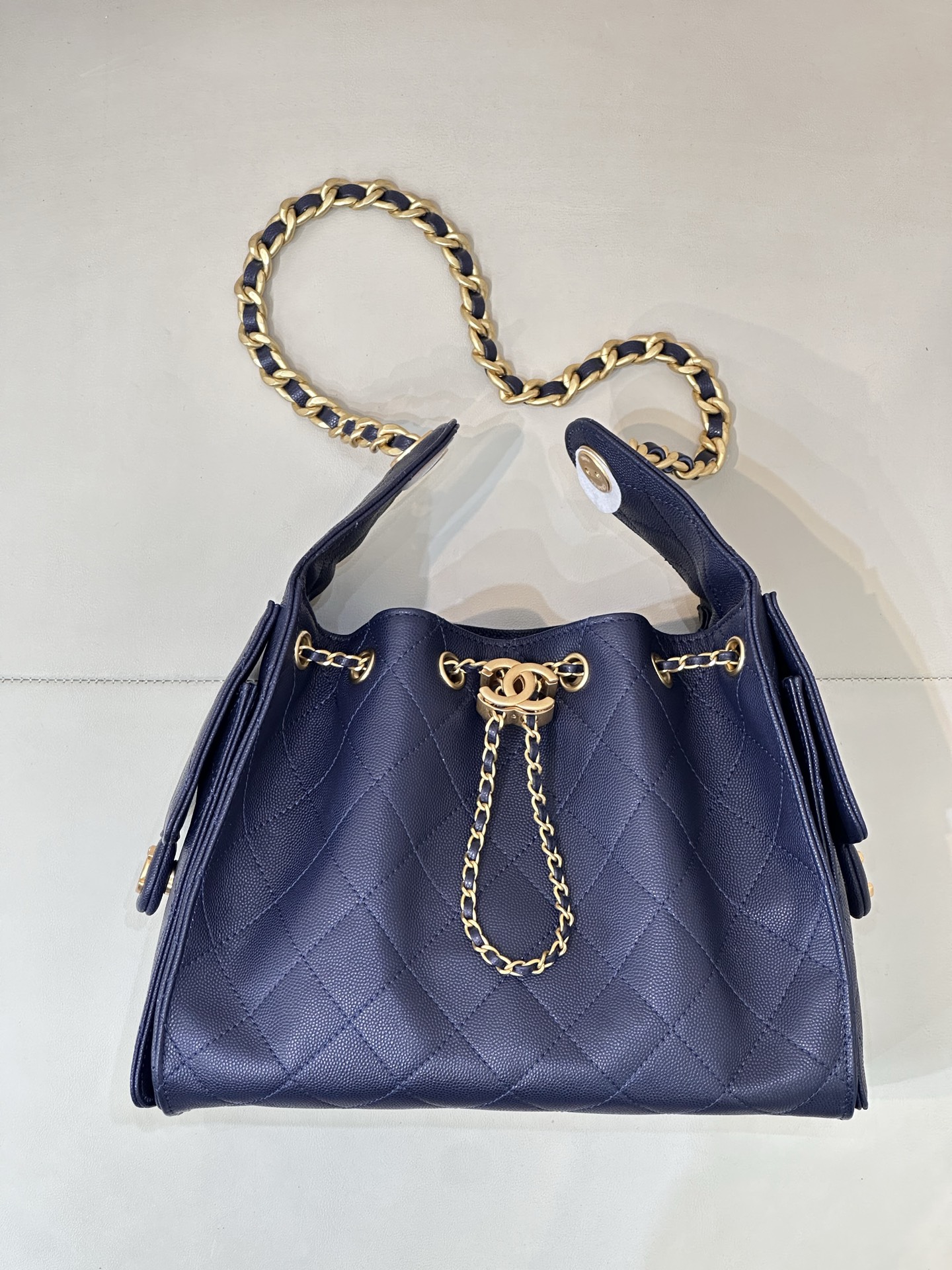 CHANEL 25C早春 マルチポケット Hobo 純正レザー ボール型シボ牛革 ミディアム カジュアルでリラックス感