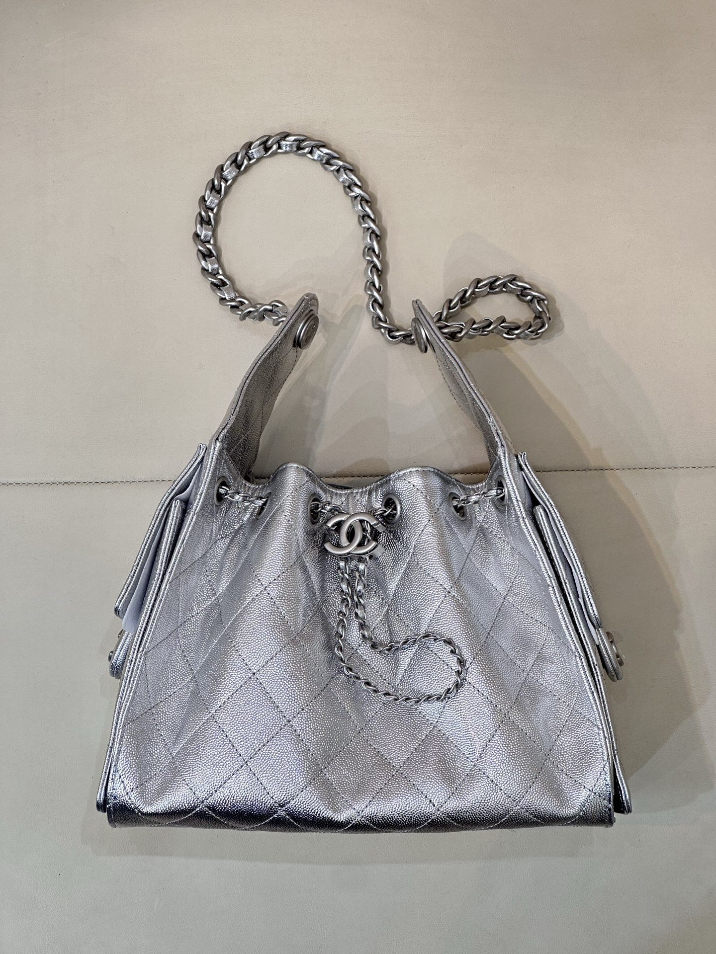 CHANEL 25C早春 マルチポケット Hobo 純正レザー ボール型シボ牛革 ミディアム カジュアルでリラックス感