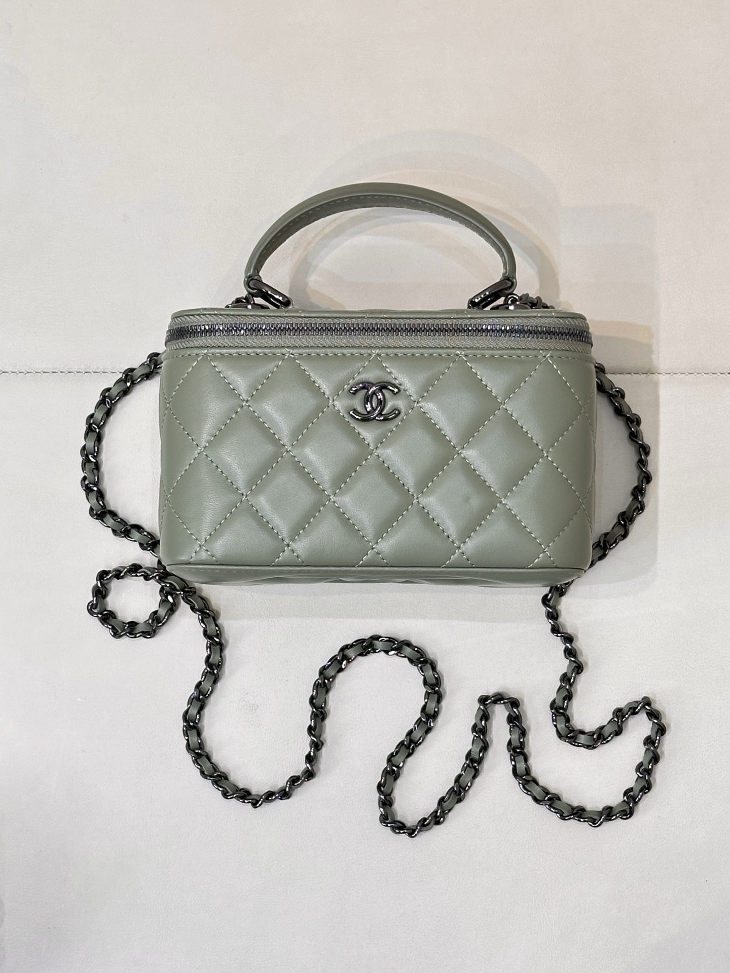 CHANEL Trendycc Sac Boîte Matelassé en Agneau, Barre Métallique Horizontale, Forme Structurée, Nouveau Modèle Raffiné, Canal Italien, En Stock - Qualité Supérieure