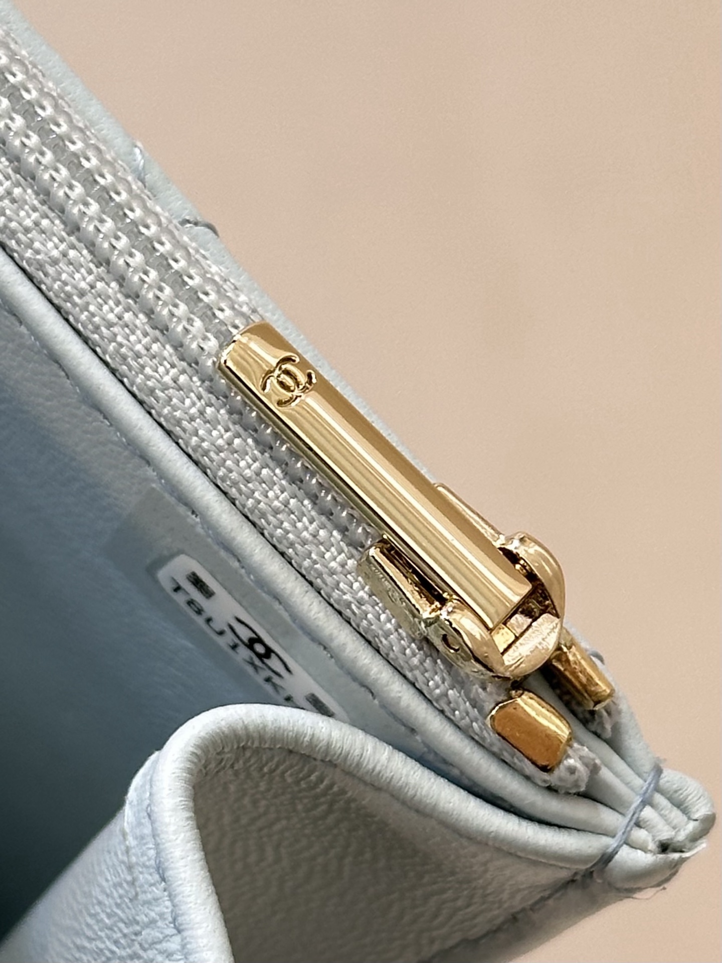 4450 内里细节
大小适中，够你放下日常所需物品。同时，这款包还是相当轻盈的。把它跨在身上出门逛街、约会、聚会不仅很方便，还能让你倍儿有面儿~