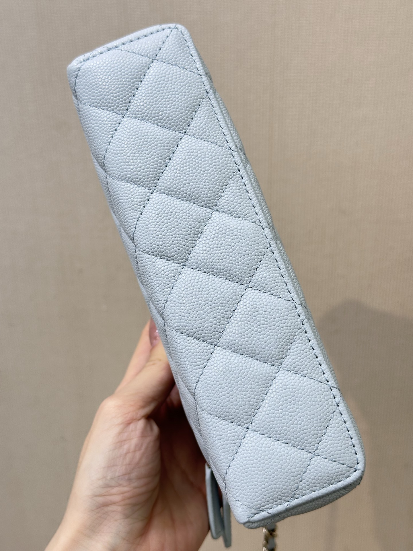 4385 包型采用经典的饭盒+任意元素的混搭，确实可以碰撞出不同的味道。配上香奶奶独特的菱格纹，多了几分富贵优雅感。可斜挎可手提，容量也很不错。皮穿链条的设计是CHANEL的经典了，手拿的包包的时候，链条自动下垂，很有范儿~