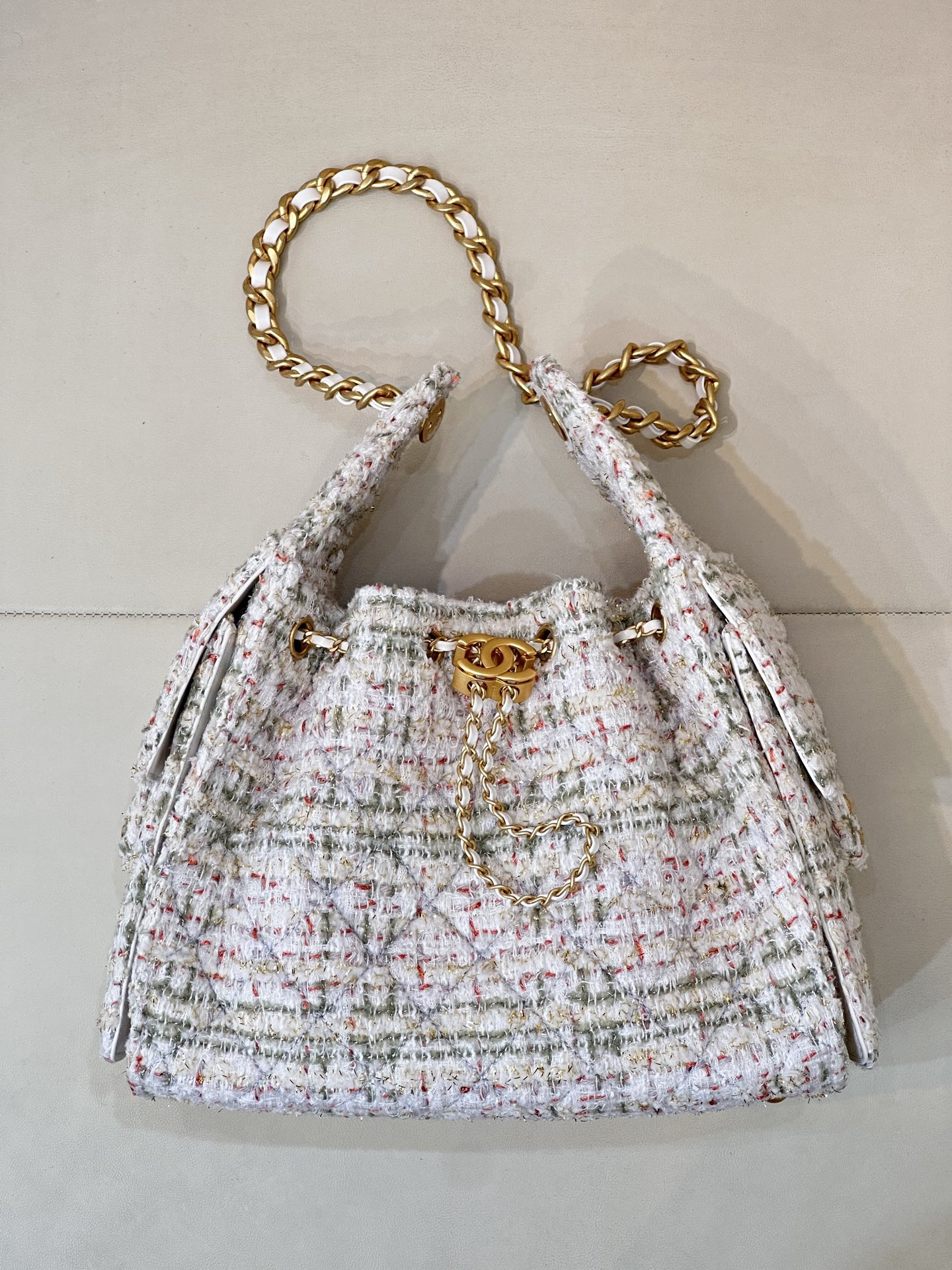 5293 Los nuevos lanzamientos de Chanel siempre son una sorpresa, ¡y este año no es la excepción! La aparición de los bo…