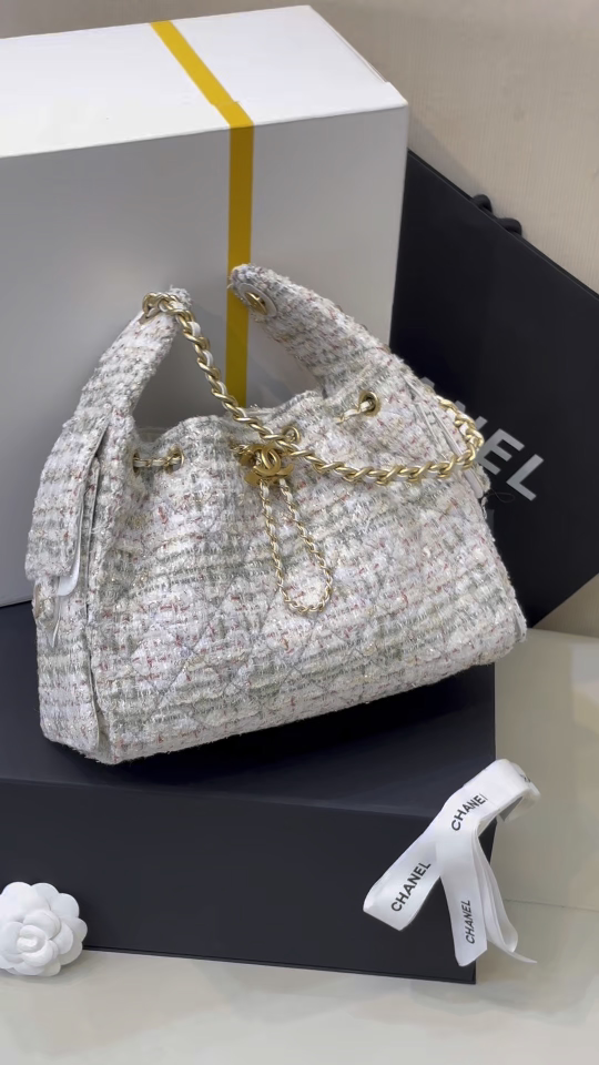 5293 Después de ver demasiados bolsos tipo bombonera de 25Bag, los cambié por lentejuelas de lana y me iluminaron los o…