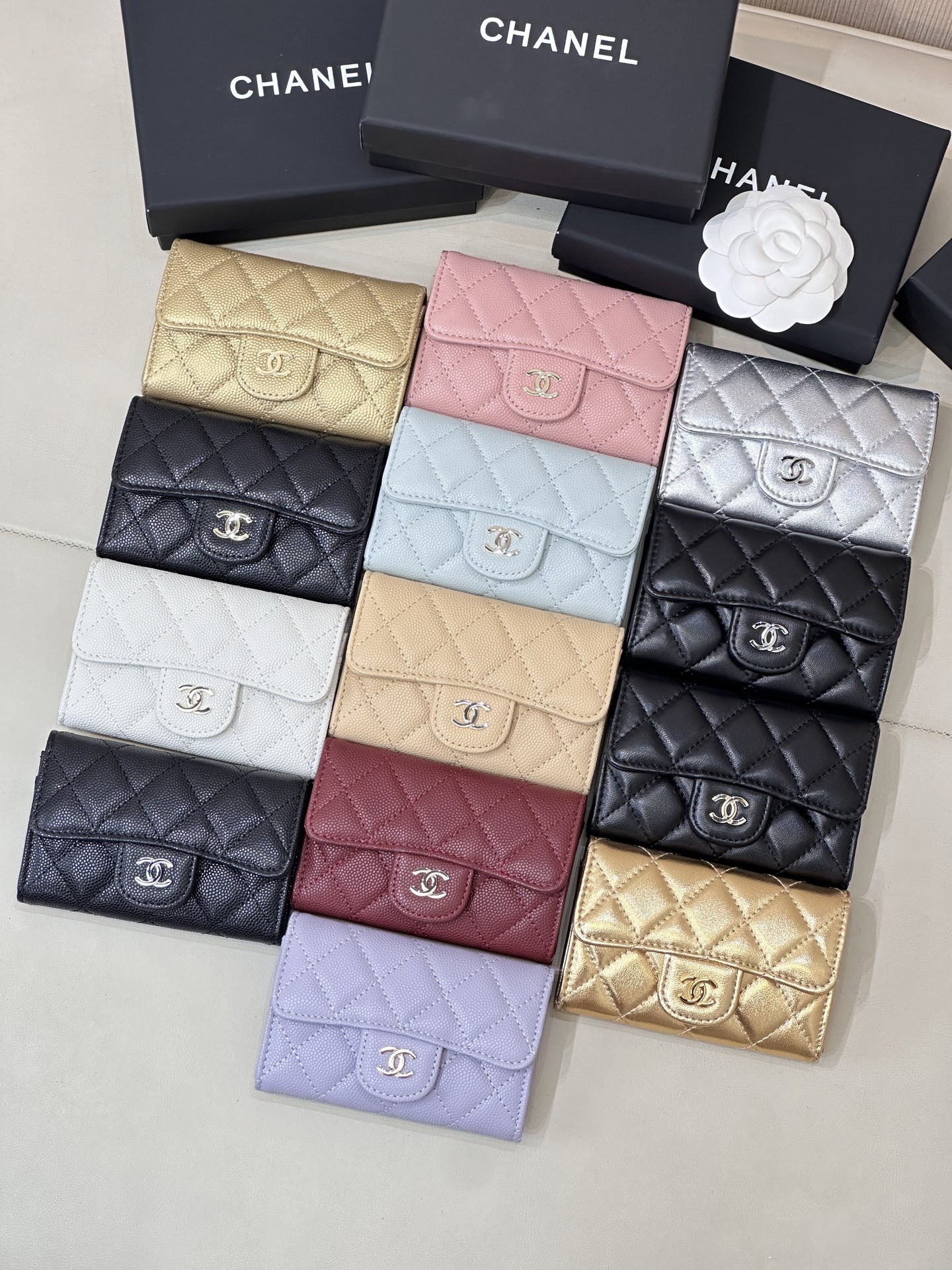 NO:674222,81081 Grandma's chain cf small wallet, this year's new model. Come on, this one is available in sheepskin and ball-grained leather!  And the color matching is also very complete, it is really a model that can be sold by just transferring the picture!  !  It is an exquisite, compact and timeless style!  Many customers have asked me for CF series coin purses before; I have screened many of them, and we will not touch them if they are not good ones!  The leather is so important, it’s not the kind that’s available in large quantities on the market!  It’s not something that can be easily obtained through ordinary relationship channels!  The whole bag is very delicate and compact, it is small and does not take up much space in the bag!  I have always needed a coin card holder, and this one can really be kept for myself; the leather texture is incredible!  This new model also has a unique and unique design. It is equipped with an adjustable chain on the classic wallet shape!  It’s so cute to be able to carry it out alone. It’s a pure welfare item. Why don’t you come and pick up this kind of wool!  !  !  Size 11*2*7.5cm,chanel wallet,chanel,wallets,sheepskin1986090981081 香奶奶的链条cf小钱包,今年的新款 快来,这款羊皮和球纹皮都有！而且配色也很全,真的是转图就能卖的款！！属于精致小巧永不过时的款式！ 之前很多客户找我要CF系列的零钱包；我也是筛选了不少,不是好的我们坚决不碰！皮料太关键了,不是市面上一大把的那种哈！不是一般关系渠道都不会轻易拿到的！ 整个包非常精致小巧,放在包里小小的又不占位置！一直需要一个零钱卡包,这个真的可以自留；皮料质感逆天！ 这次的新款还有个别出心裁的小设计,在经典的钱包造型上搭配了一条可调节的链条！可以单独背着它出门太有爱了 纯纯的福利款,这种羊毛还不赶紧来薅吗！！！ 尺寸11*2*7.5cm,chanel钱包,chanel,wallets,sheepskin,欧美剧