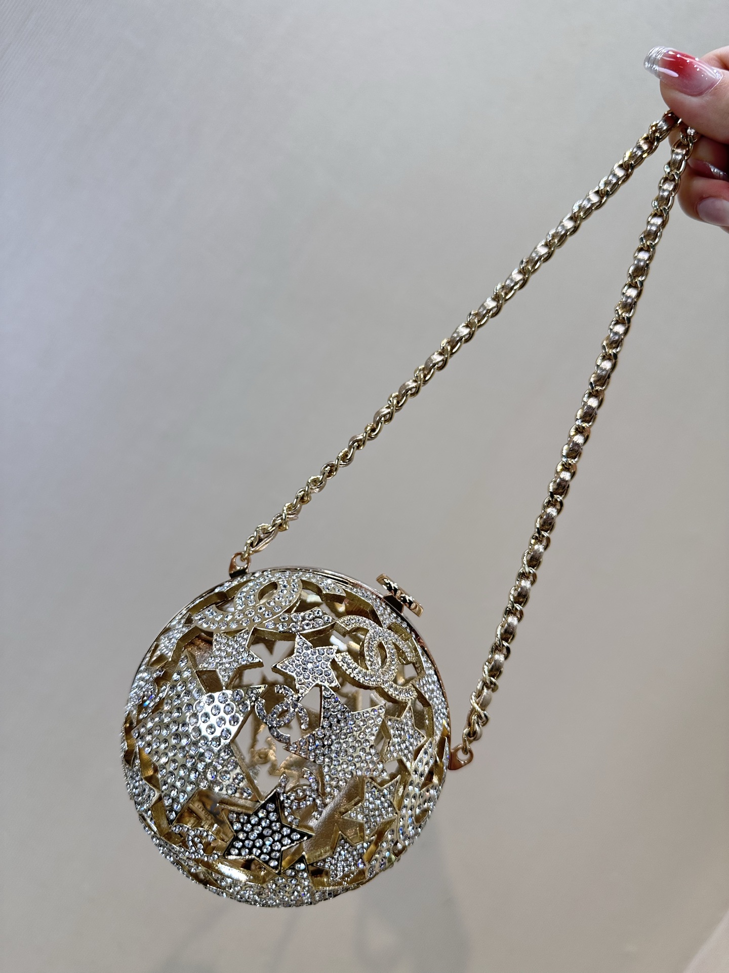 5659 Star Hollow Spherical Dinner Bag es otra pequeña bola de cristal dorada imprescindible para los coleccionistas. To…