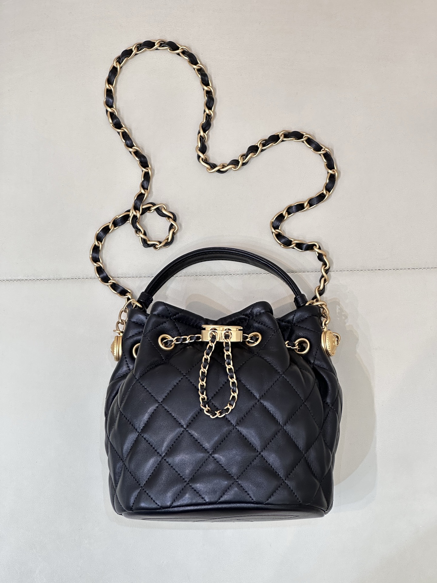 2057 Bolso tipo cubo con monedas de oro Chanel, ¡cuanto más lo uso, más me encanta! Cuando lo vi por primera vez, no me…