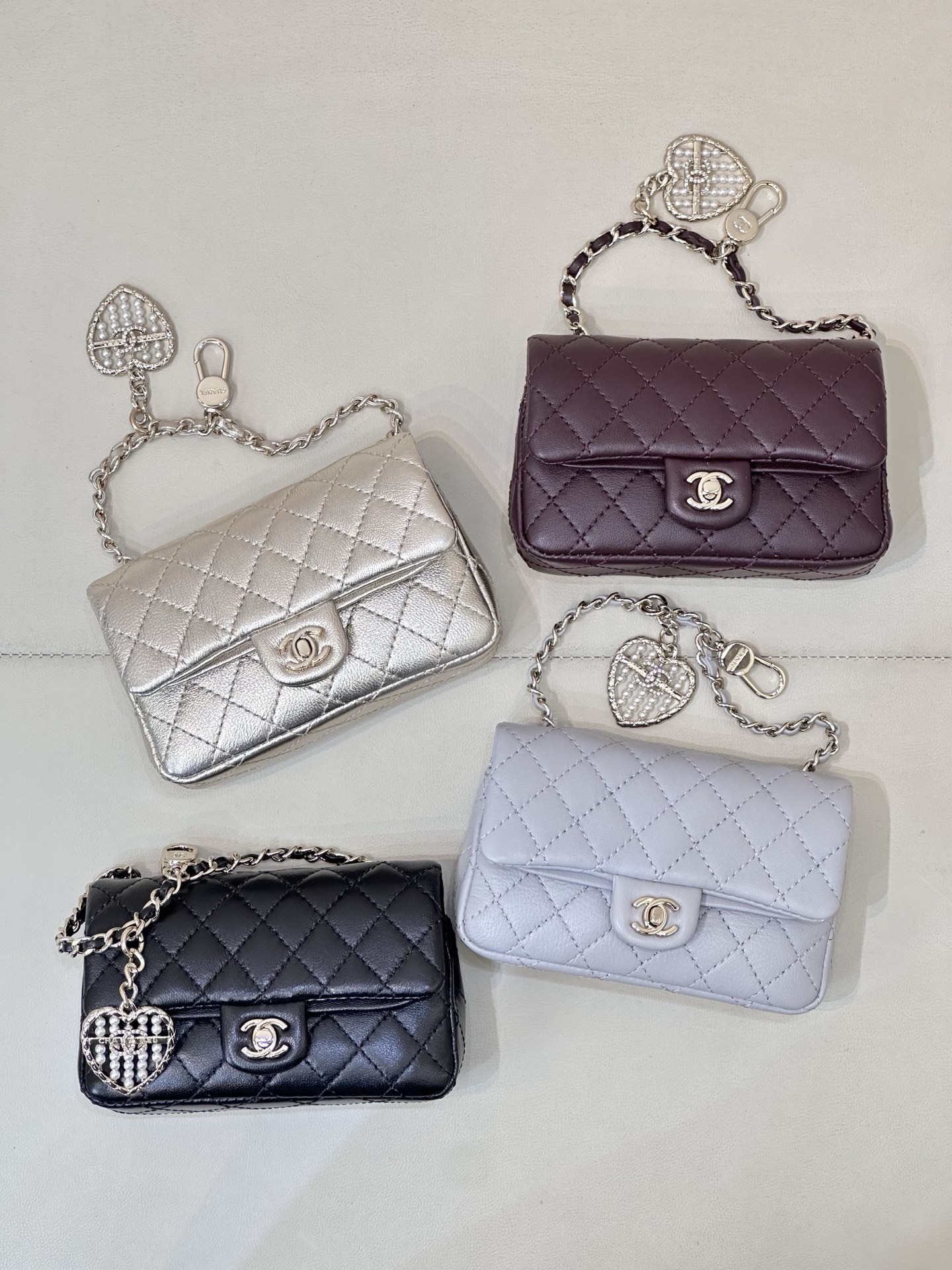 4670 Chanel 25 ¡Un bolso colgante super mini cf es tan lindo! Queridos, hoy tengo que compartir con ustedes el tesoro q…
