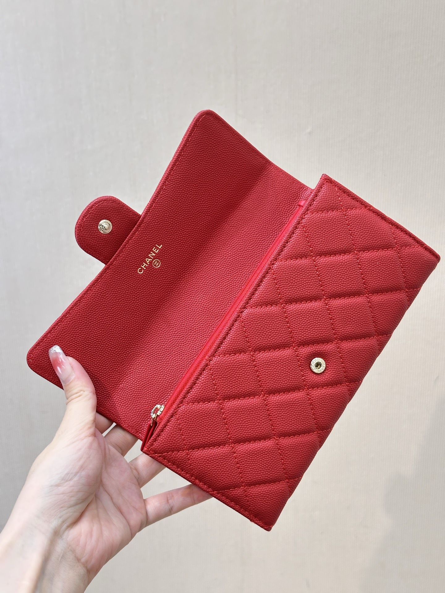 NO:674243,80758 The inner details and the wiring of the wallet are very particular, and a special machine can produce this effect!  Even the machines that make big bags can’t do it!  ,chanel wallet,chanel,wallets1986090980758 内里细节,钱包走线是很讲究的,专用的机器才能车出这种效果！做大包的机器都不行！,chanel钱包,chanel,wallets,欧美剧