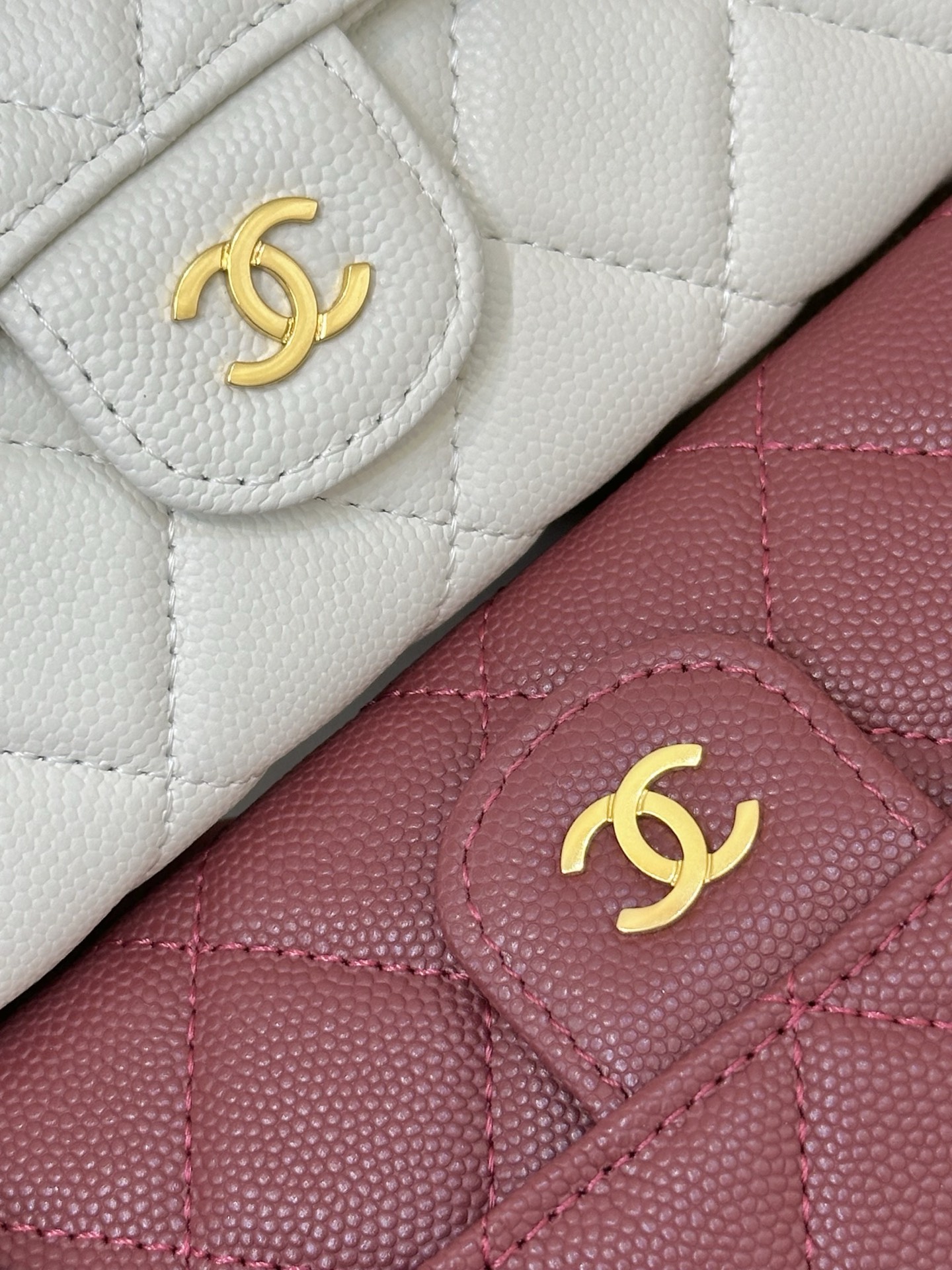 NO:674241,80758 Double C hardware logo, all made of five layers of pure manual electroplating process, you can take a closer look at the luster!  Buy it back and get it under the sun, bringing its own light..., chanel wallet, chanel, wallets1986090980758 双C五金logo,全部都是五层纯手工电镀工艺,这个光泽感你们去细品！买回去拿到太阳下一照,自带光芒……,chanel钱包,chanel,wallets,欧美剧