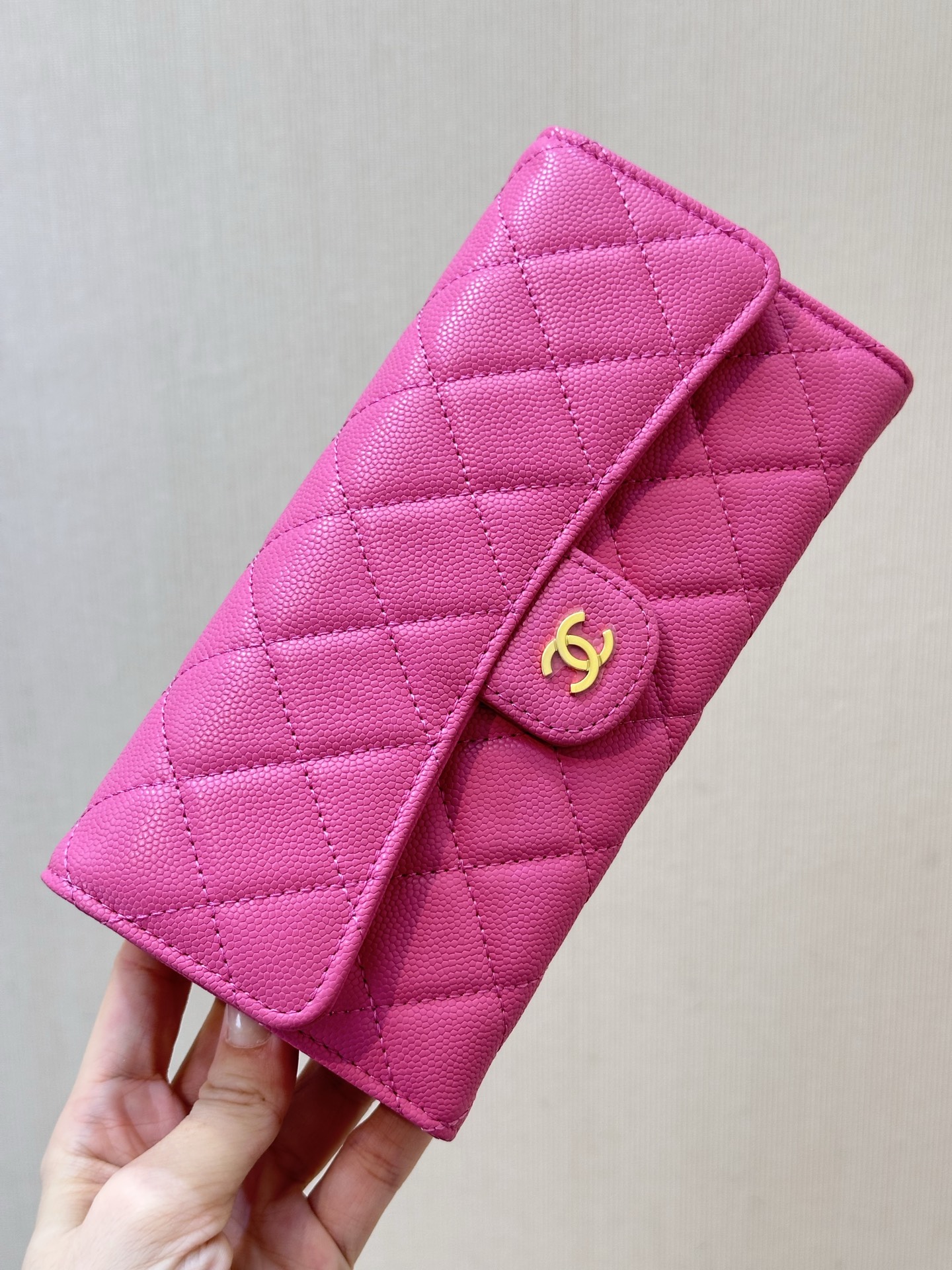 NO:674239,80758 Caviar cowhide is enlarged for you to see... The graininess is full and clear enough. The texture of each bag is different, and the same is true for the counters!  !  The grainy texture is all the same size but not the right one. Every rhombus is bulging, and the seams are very neat!  !  The color is greasy and has a luxurious texture..., chanel wallet, chanel, wallets, cowhide1986090980758 鱼子酱牛皮放大给你们看……这个颗粒感够饱满够清晰了吧,每个包纹理都是不同的,专柜也是如此！！那种颗粒感全部做的一样大小的都不对版,每一个菱格都是鼓鼓的,车线缝沿很工整！！色泽油腻腻的,自带奢华质感……,chanel钱包,chanel,wallets,cowhide,欧美剧