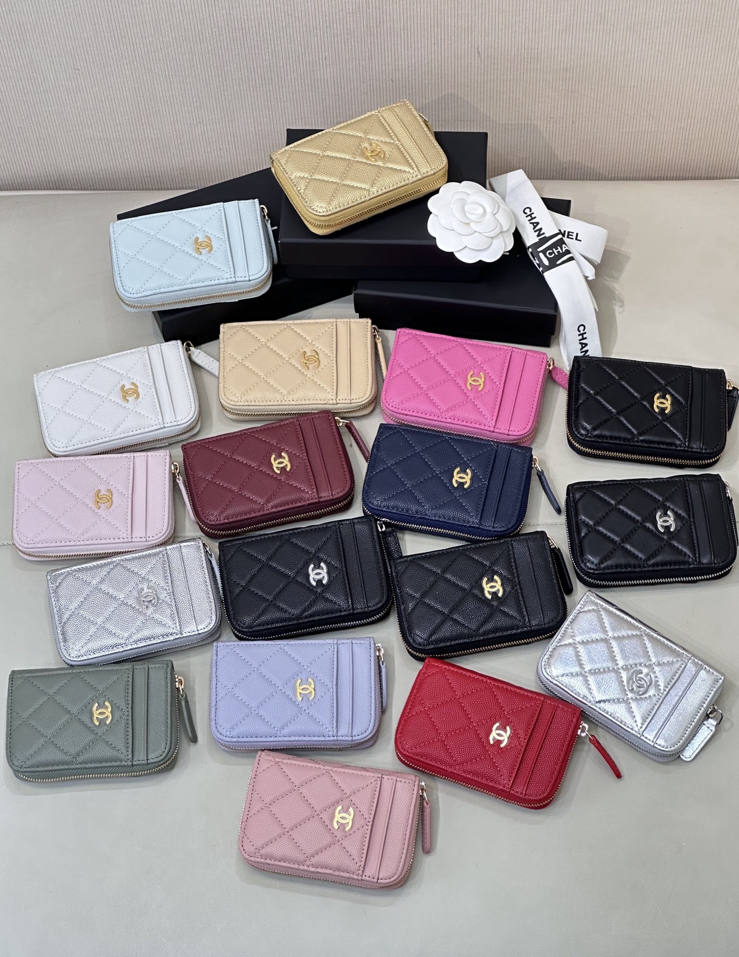 NO:674381,1650 New model There is nothing to take pictures of, it is a simple and classic zipper card holder; this model is the most practical among Xiaoxiang wallets. I will like it after using it for three to five years. I will collect it as soon as I encounter it. It is really high-end. It is really practical. The texture is excellent.  There are 18 colors in total, and each color is limited to 30 pieces and no more. This channel does not need to be explained. When I bring it to customers, the repurchase rate is 100%. They are all repeat customers. I only come across it a few times a year, but when I do, it is always ten or eight. When I order something from a French guy overseas, I will share it after the delivery [face covering]!  !  Take it out for you today as a benefit!  Size 12.5-8.5cm,chanel wallet,chanel,wallets198609091650 新款新款 没啥可拍的,简简单单经典的拉链卡包；这个款是小香钱包里面最最最实用,用三五年都会很喜欢,遇到赶紧收,真的好高级.真的好实用.质感极好. 一共18个颜色,每个颜色仅限30多只不能再多了,这个渠道不需要再解释,拿出去给客户带复购率都是百分百,攒的全是回头客,一年碰不到几次、碰上了都是十个八个留,出法国佬海外订单的东西,才交完货[捂脸]都来分分！！今天拿出来给你们做福利！ 尺寸12.5-8.5cm,chanel钱包,chanel,wallets,欧美剧