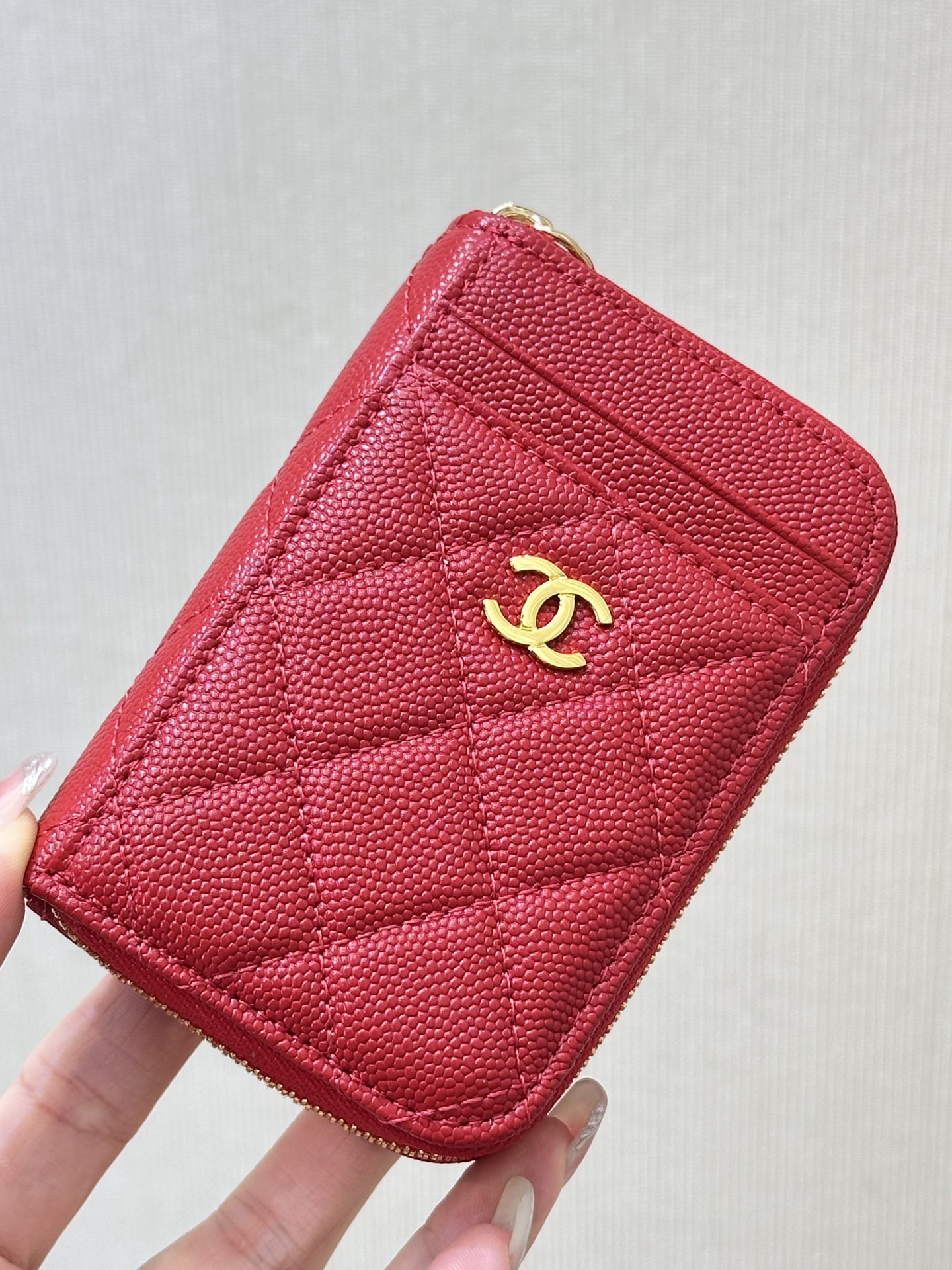 NO:674206,1650 looks good no matter which color it is, and it fits beautifully in the palm of your hand. You can put all the messy cards and tickets in it. This small bag makes the whole person very neat; whoever uses this kind of exquisite little thing will like it; especially the gloss and texture of caviar., chanel wallet, chanel, wallets198609091650 无论哪个配色其实都好看,握在手心精致,你可以放所有乱七八糟的卡和票,这一个小包就弄的整个人很利索了；这种精致小物谁用谁喜欢；特别是鱼子酱的光泽度和质感.,chanel钱包,chanel,wallets,欧美剧