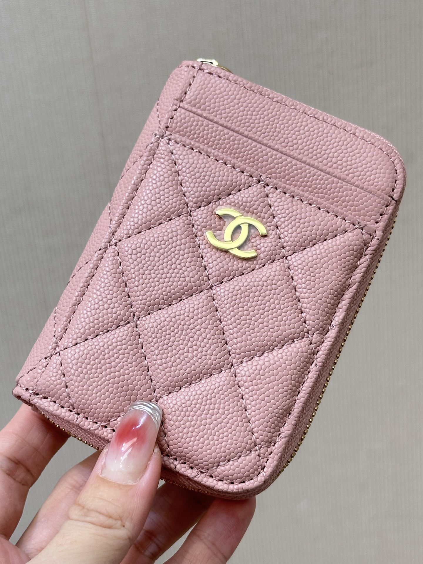 NO:674211,1650 Nowadays, I rarely carry cash when I go out. It is very convenient to put a small card bag. The capacity of this bag is really large. It is no problem to add 10 cards and a few banknotes., chanel wallet, chanel, wallets198609091650 现在出门基本不带现金,放个小卡包很方便,这款包的容量真的很大,10来张卡加几张纸币没有问题.,chanel钱包,chanel,wallets,欧美剧