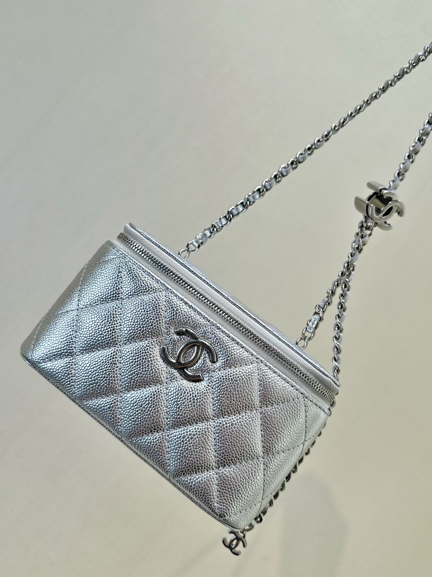 3940/3941 El bolso de caviar de piel de vaca con diseño de rombos grandes y llenos es realmente de alta gama. Puedes ve…