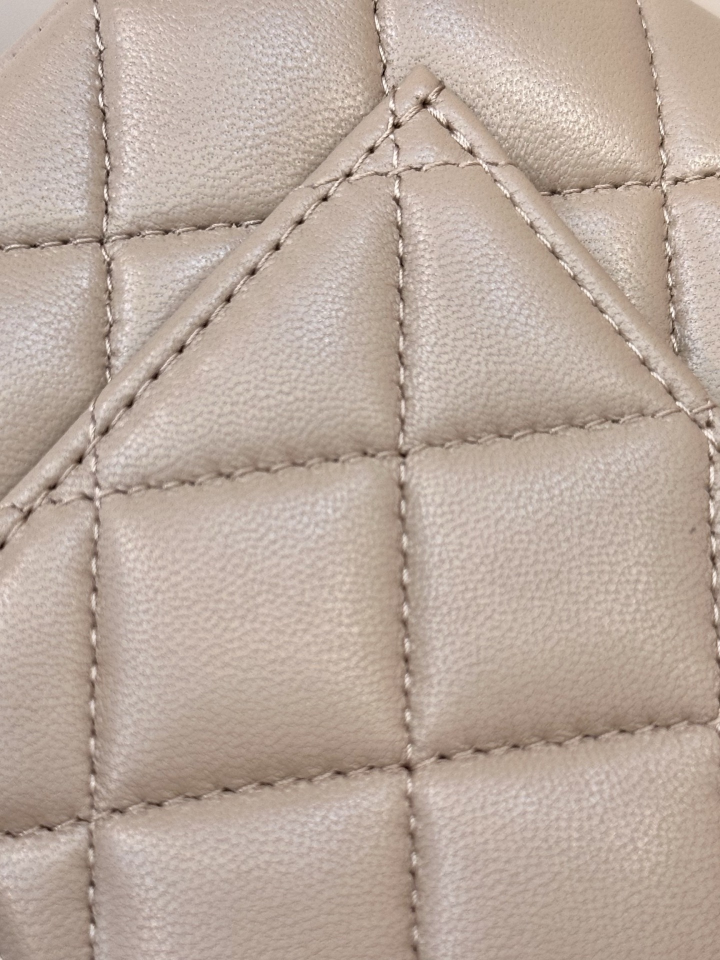 Elegant Quilted Lambskin Flap Bag with Chain Strap and Signature Logo 7 i1758191003910 4441 0 5