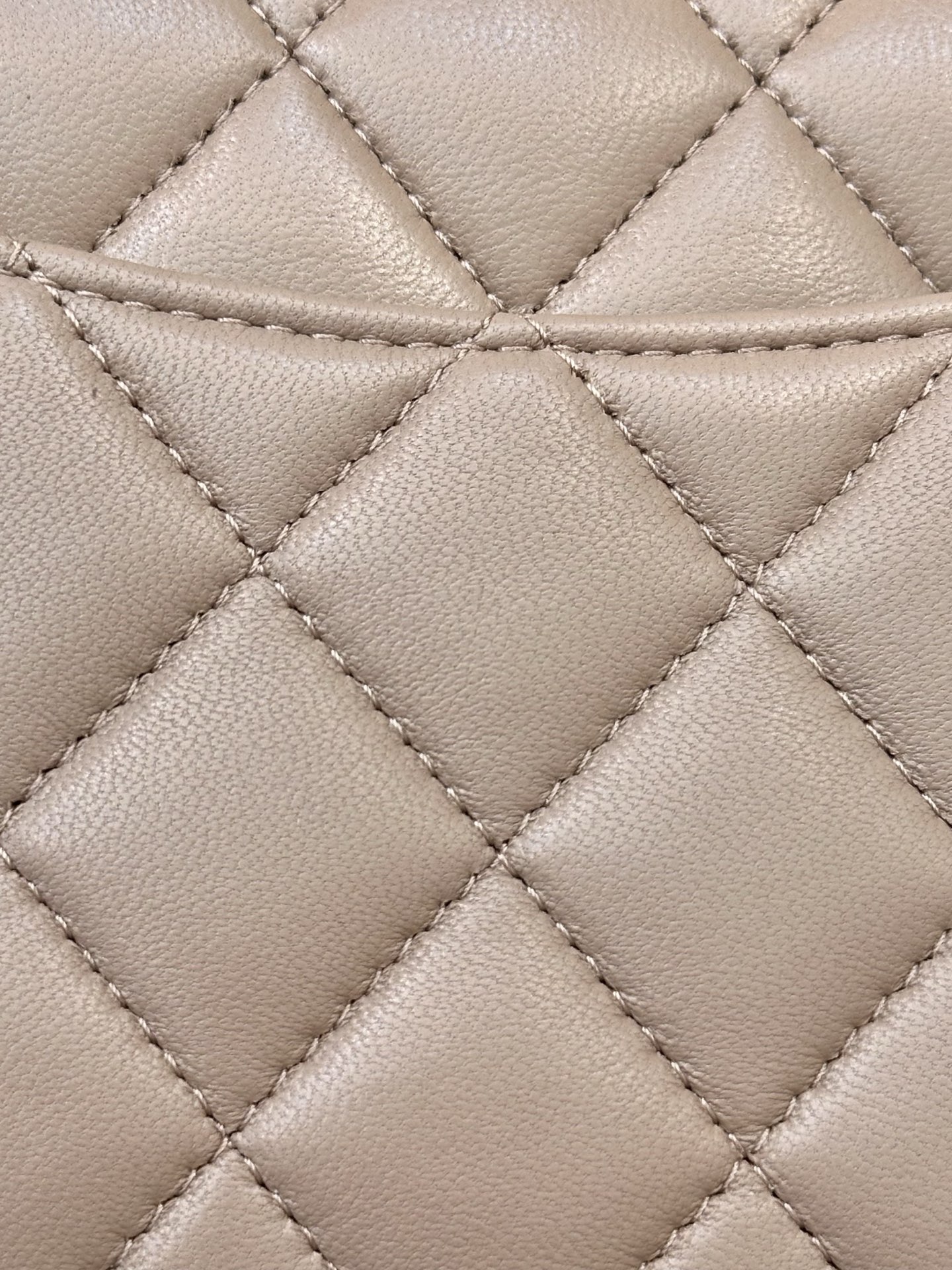 Elegant Quilted Lambskin Flap Bag with Chain Strap and Signature Logo 10 i1758191004036 6660 0 8