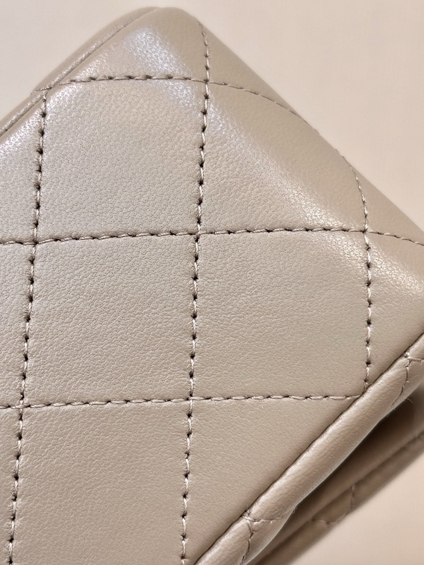 Elegant Quilted Lambskin Flap Bag with Chain Strap and Signature Logo 9 i1758191004087 9373 0 7