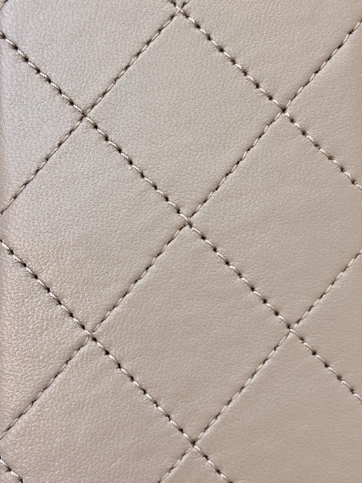 Elegant Quilted Lambskin Flap Bag with Chain Strap and Signature Logo 6 i1758191005272 8074 0 4