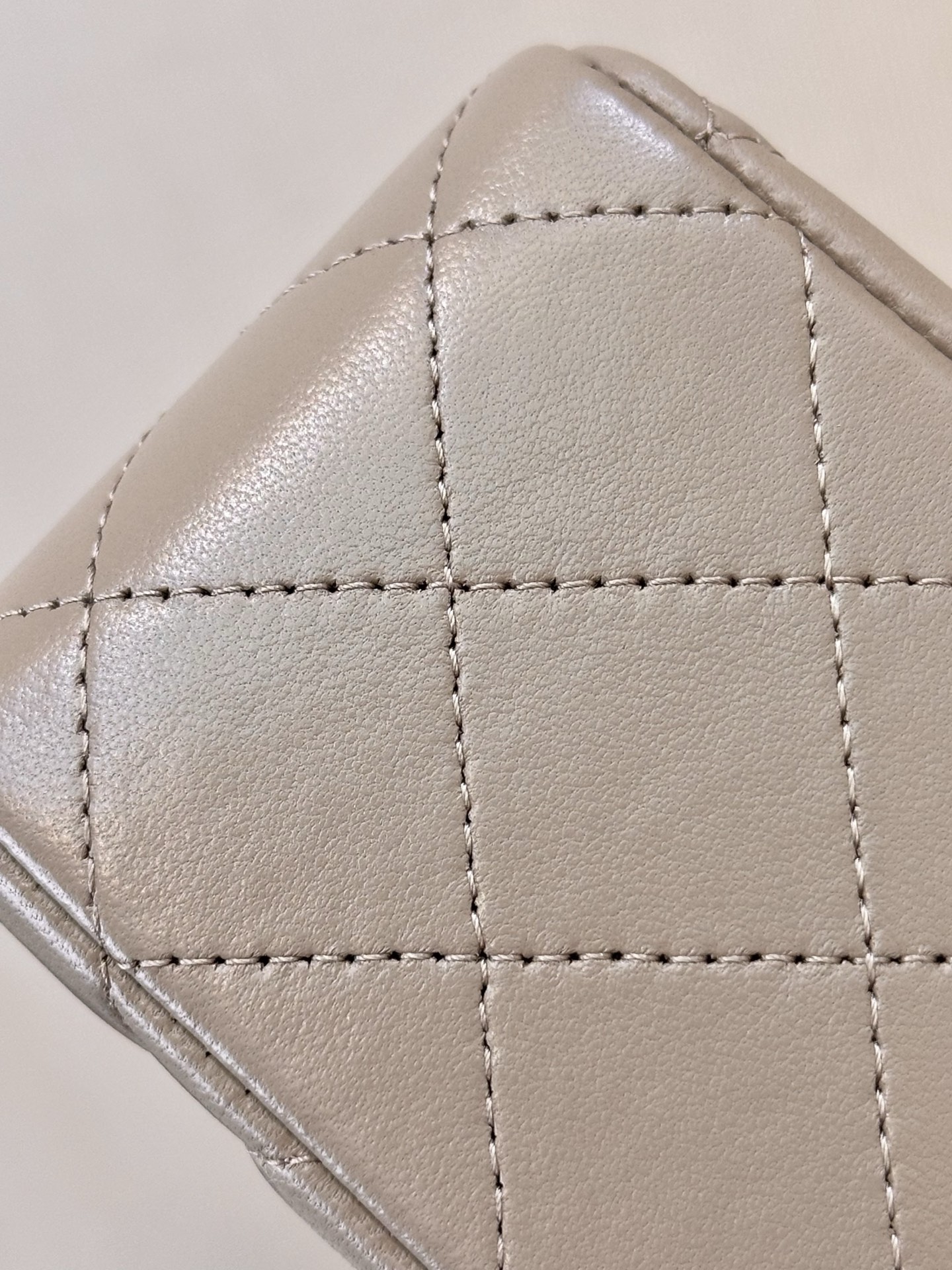 Elegant Quilted Lambskin Flap Bag with Chain Strap and Signature Logo 5 i1758191005327 3881 0 3
