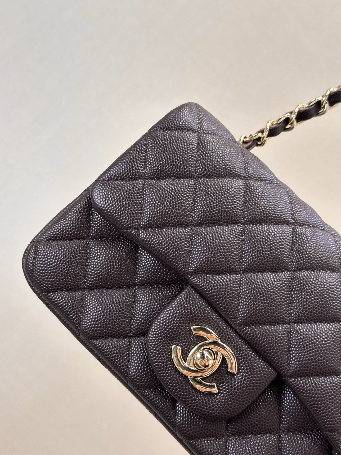 Chanel Classic Flap Bag - Luxurious Quilted Design & Iconic Style 3 i1758191017936 314 0 1