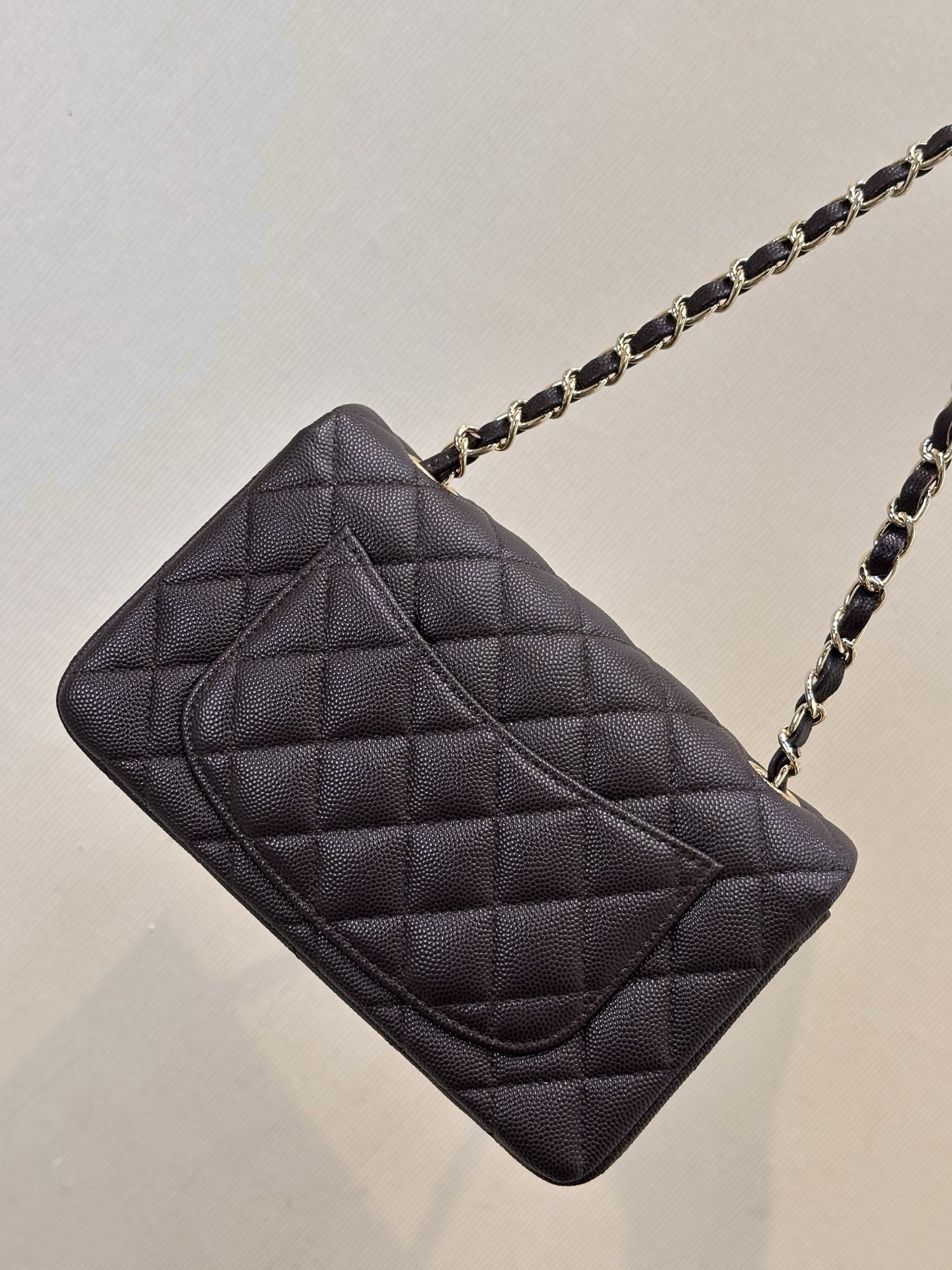 Chanel Classic Flap Bag - Luxurious Quilted Design & Iconic Style 5 i1758191017969 2108 0 3