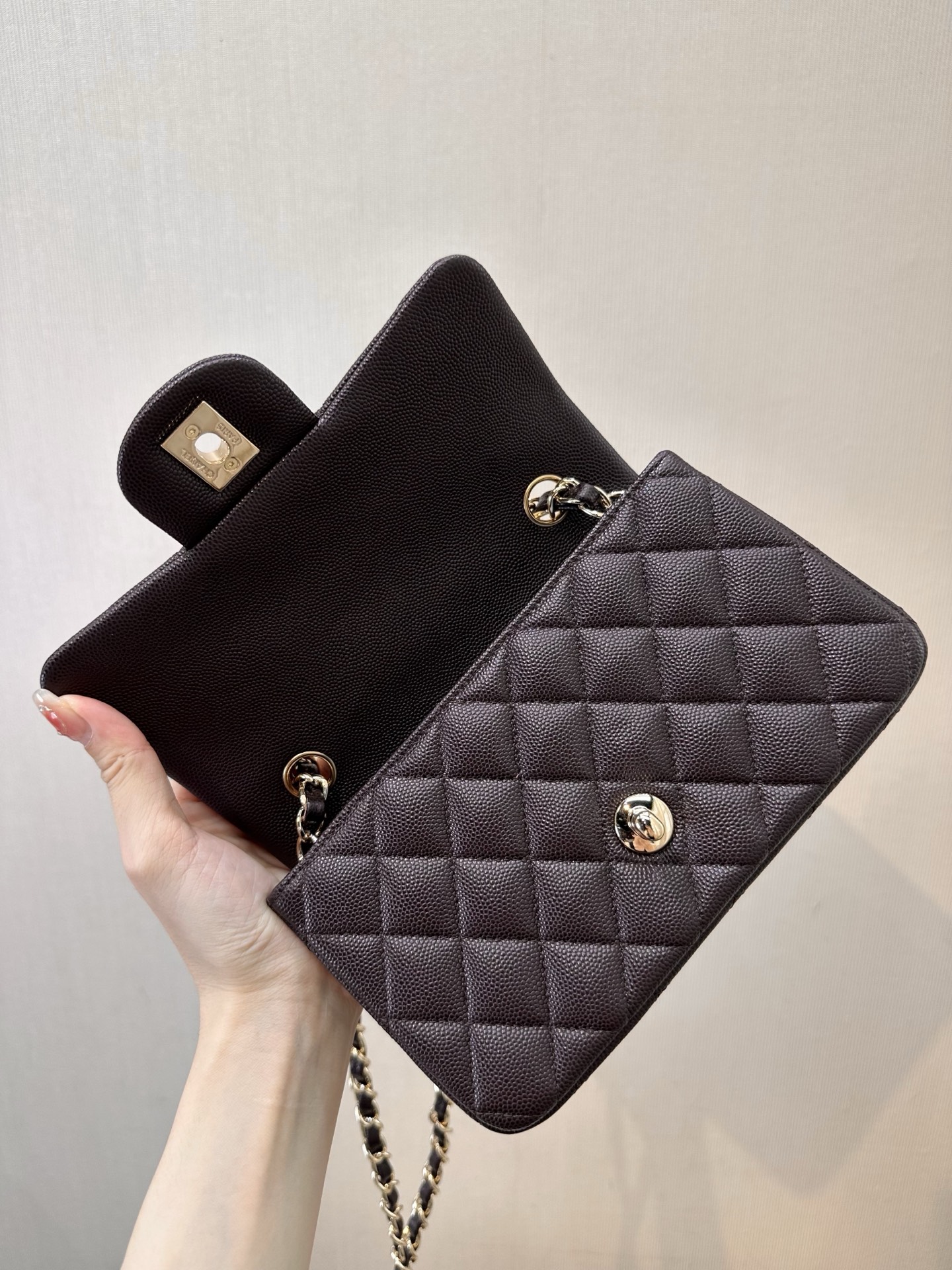Chanel Classic Flap Bag - Luxurious Quilted Design & Iconic Style 10 i1758191018038 1867 0 8