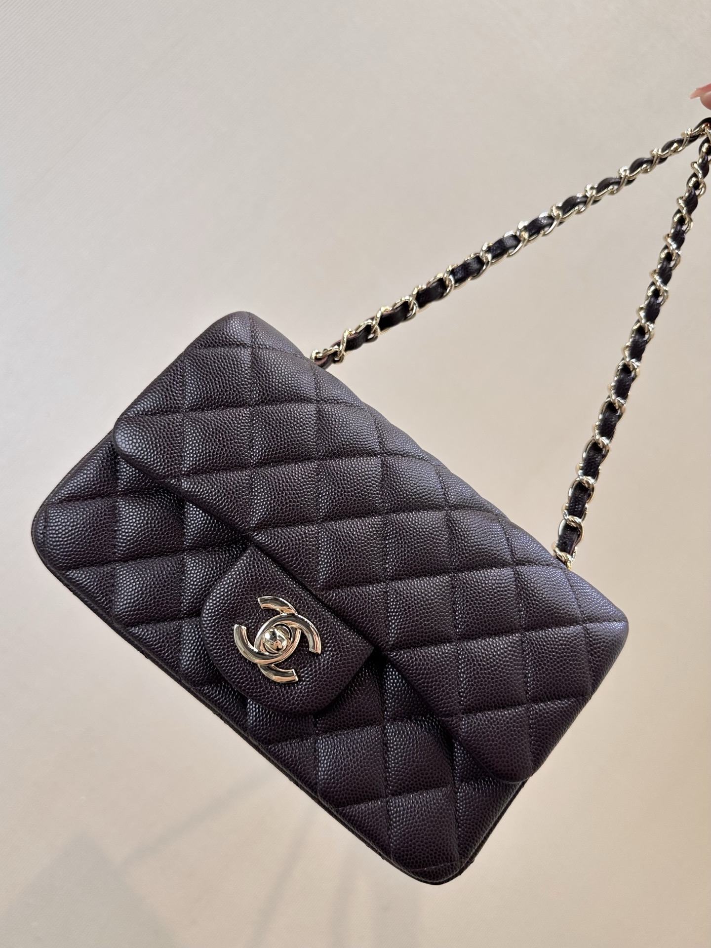 Chanel Classic Flap Bag - Luxurious Quilted Design & Iconic Style 2 i1758191019409 6896 0 0