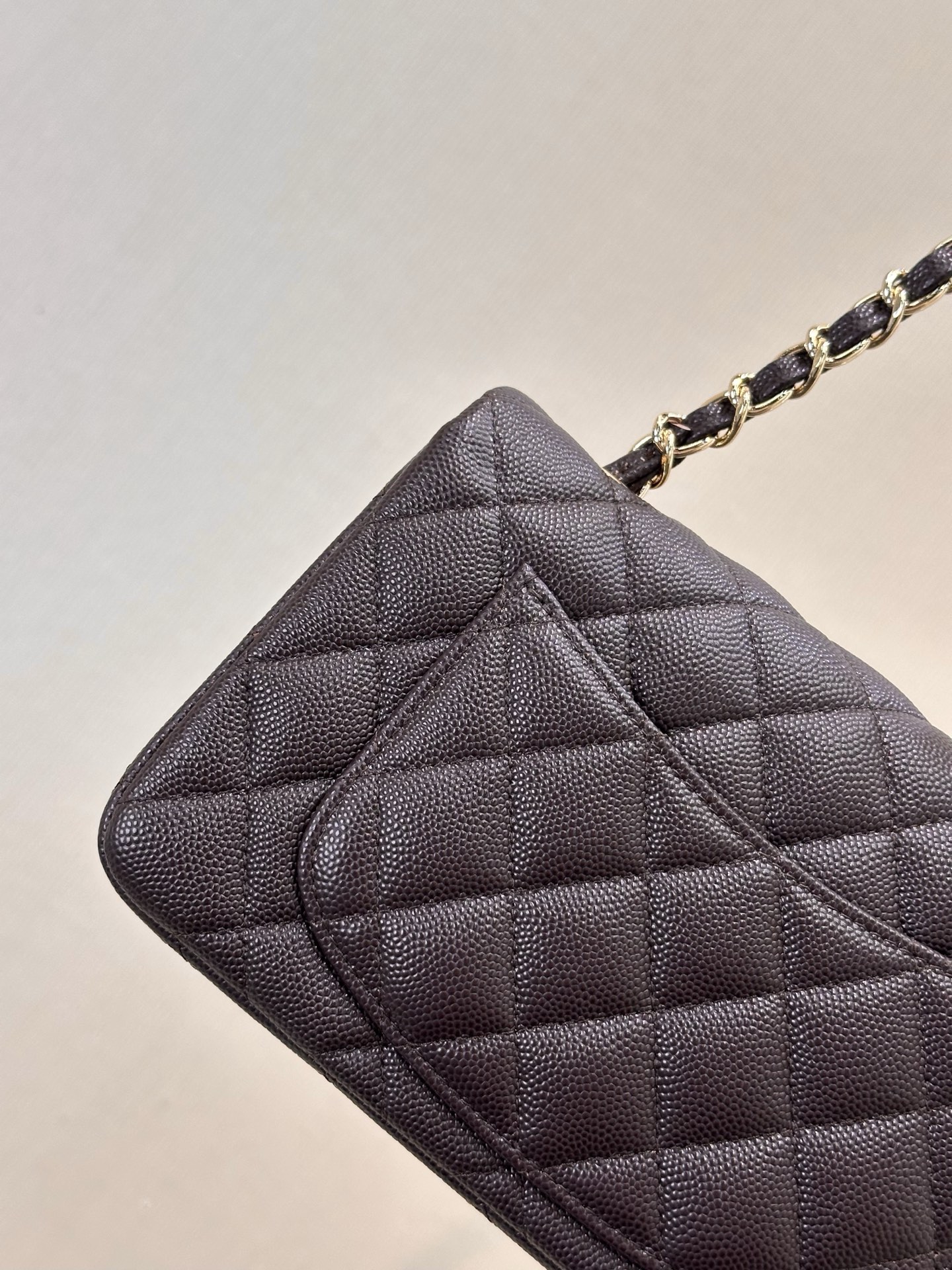 Chanel Classic Flap Bag - Luxurious Quilted Design & Iconic Style 6 i1758191019427 265 0 4