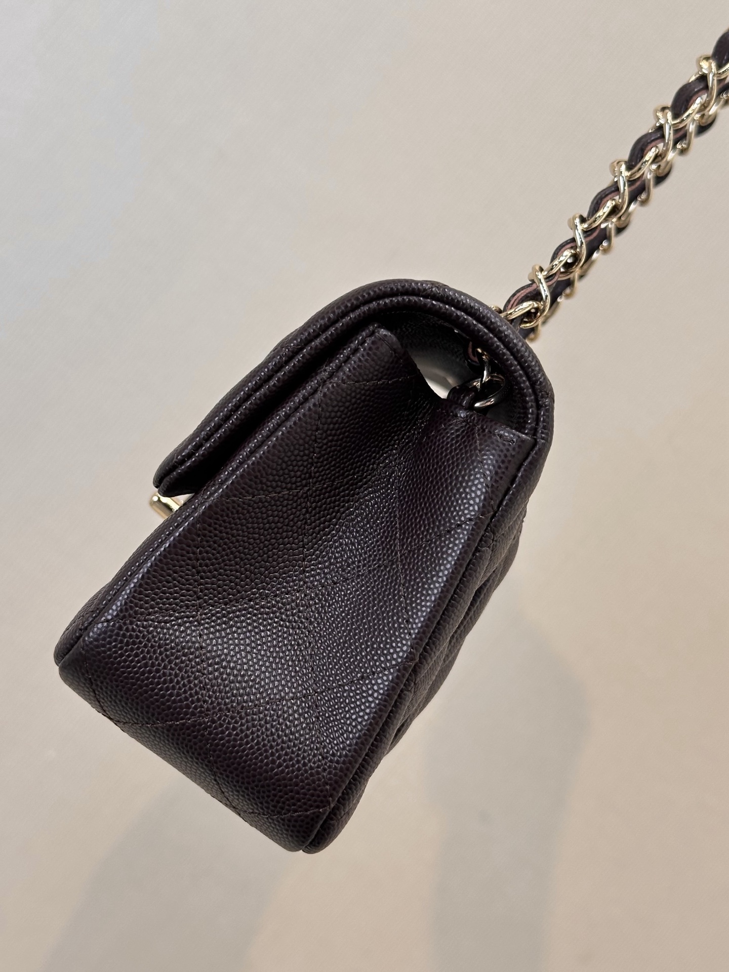 Chanel Classic Flap Bag - Luxurious Quilted Design & Iconic Style 4 i1758191019475 5851 0 2
