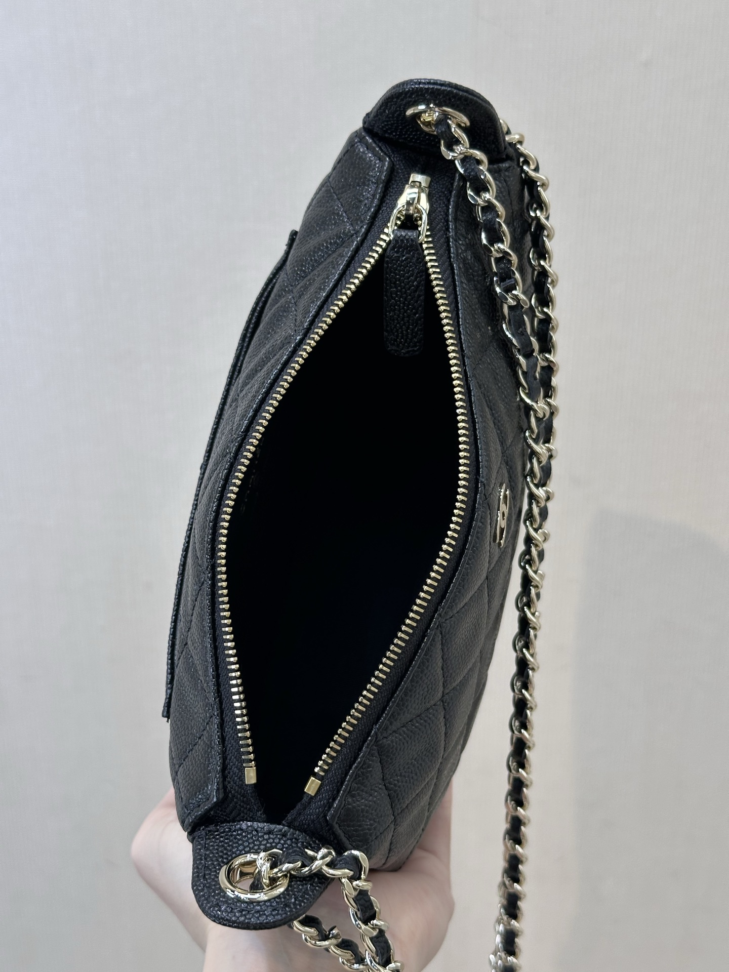 Elegant Quilted Leather Shoulder Bag with Chain Strap - Perfect for Everyday Use 2 i1758270399046 5606 0 0