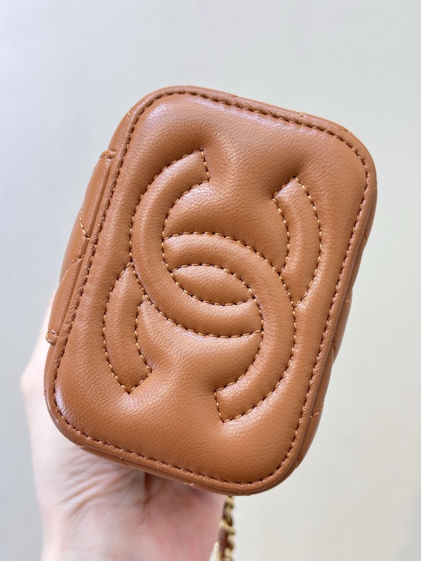 Chanel Golden Ball Vanity Case Bag, Luxurious Design, Perfect for Daily Use 8 i1758270981428 8656 0 7